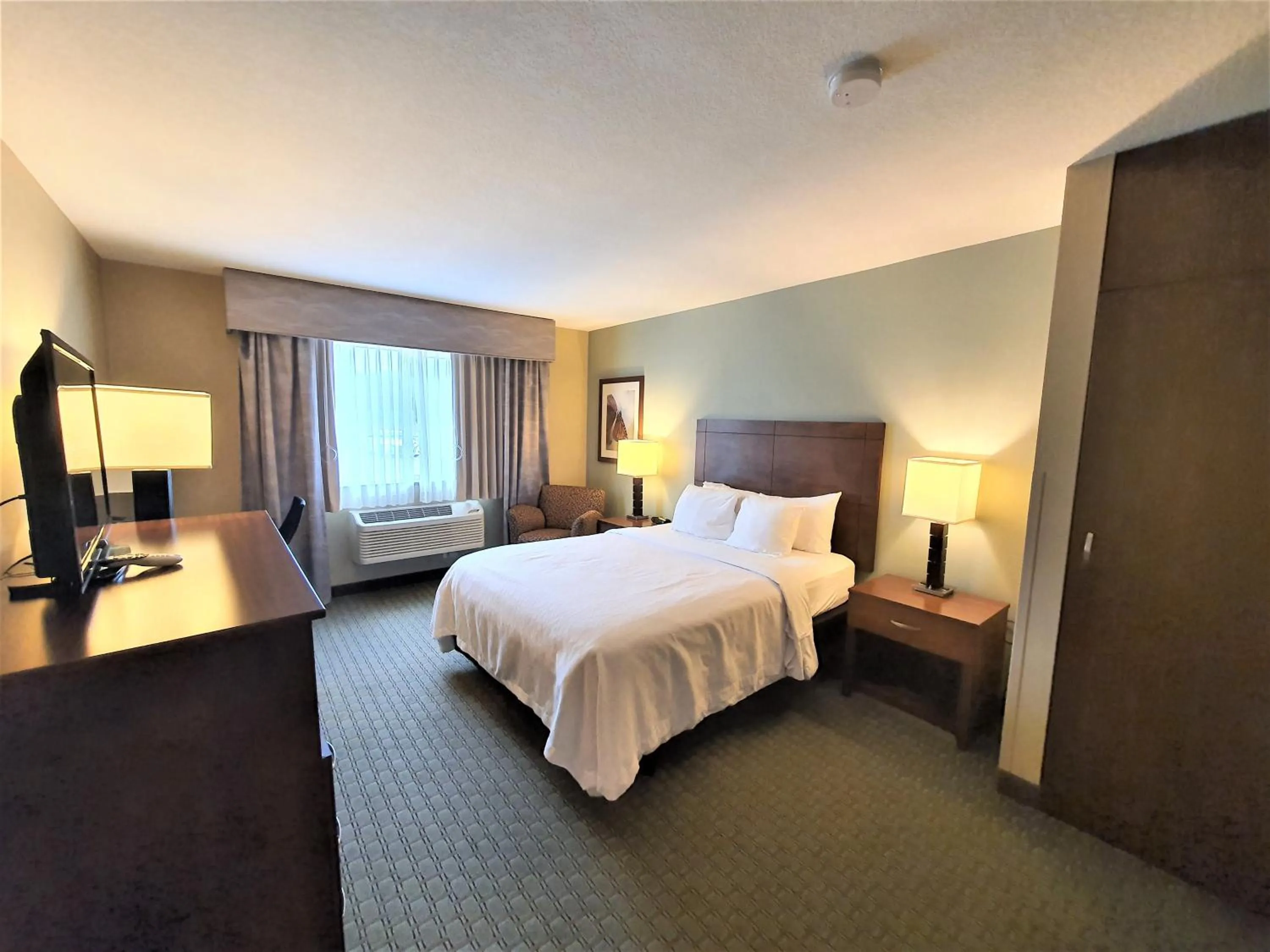 Queen Room - Disability Access in AmeriVu Inn and Suites - Chisago City