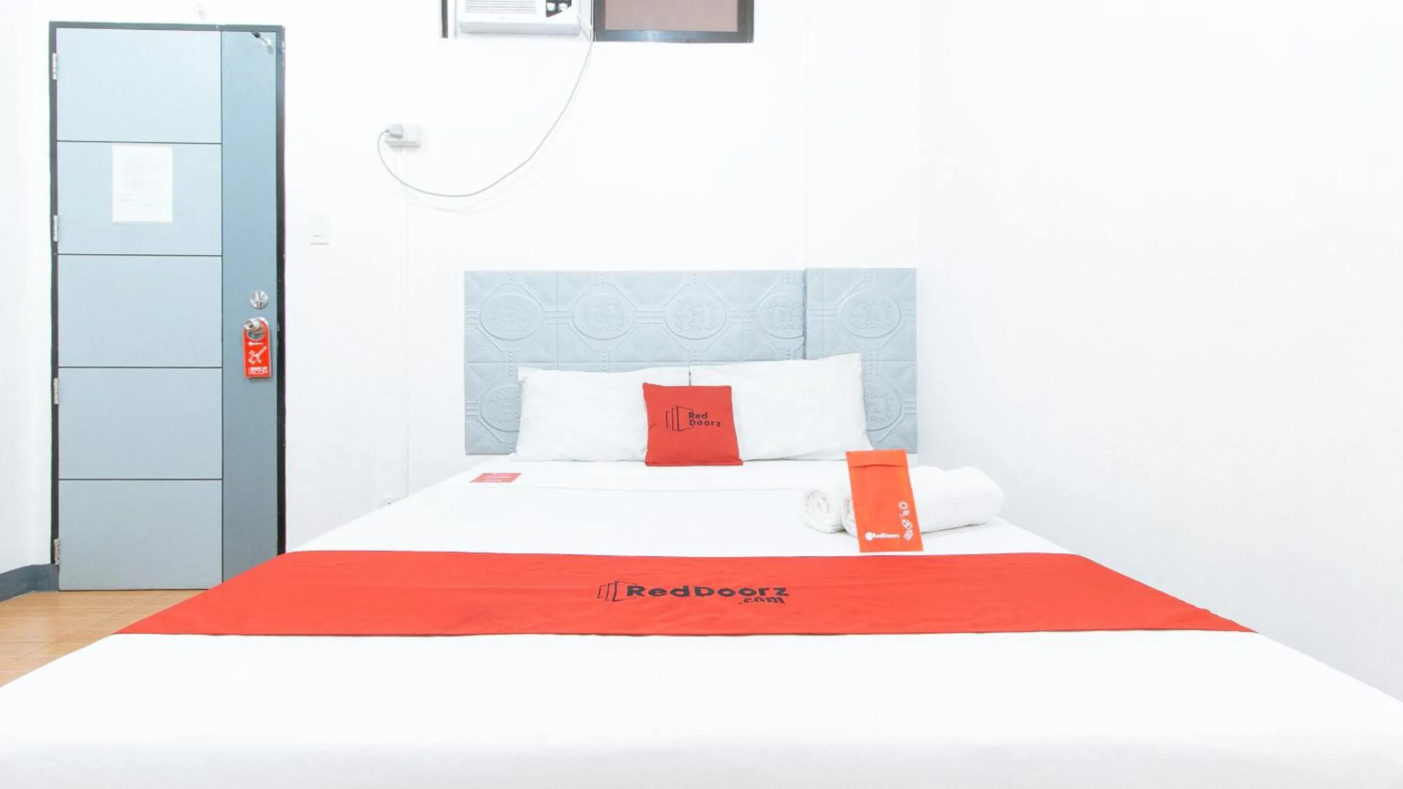 Standard Double Room in RedDoorz at CAA Road Las Pinas