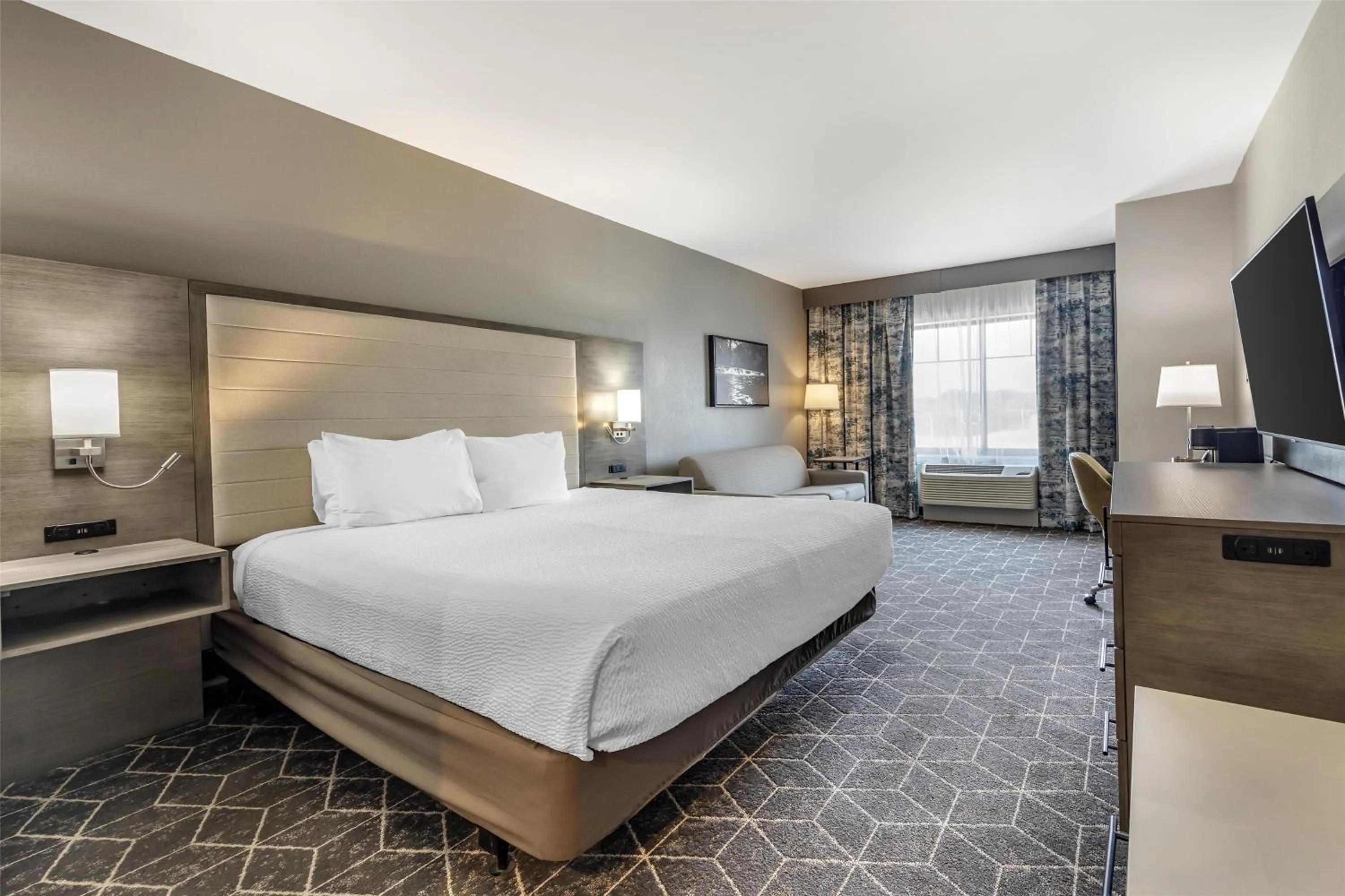 Large King Room with Sofa Bed and Bath Tub - Disability Access/Non-Smoking in Best Western Plus Lawrenceburg