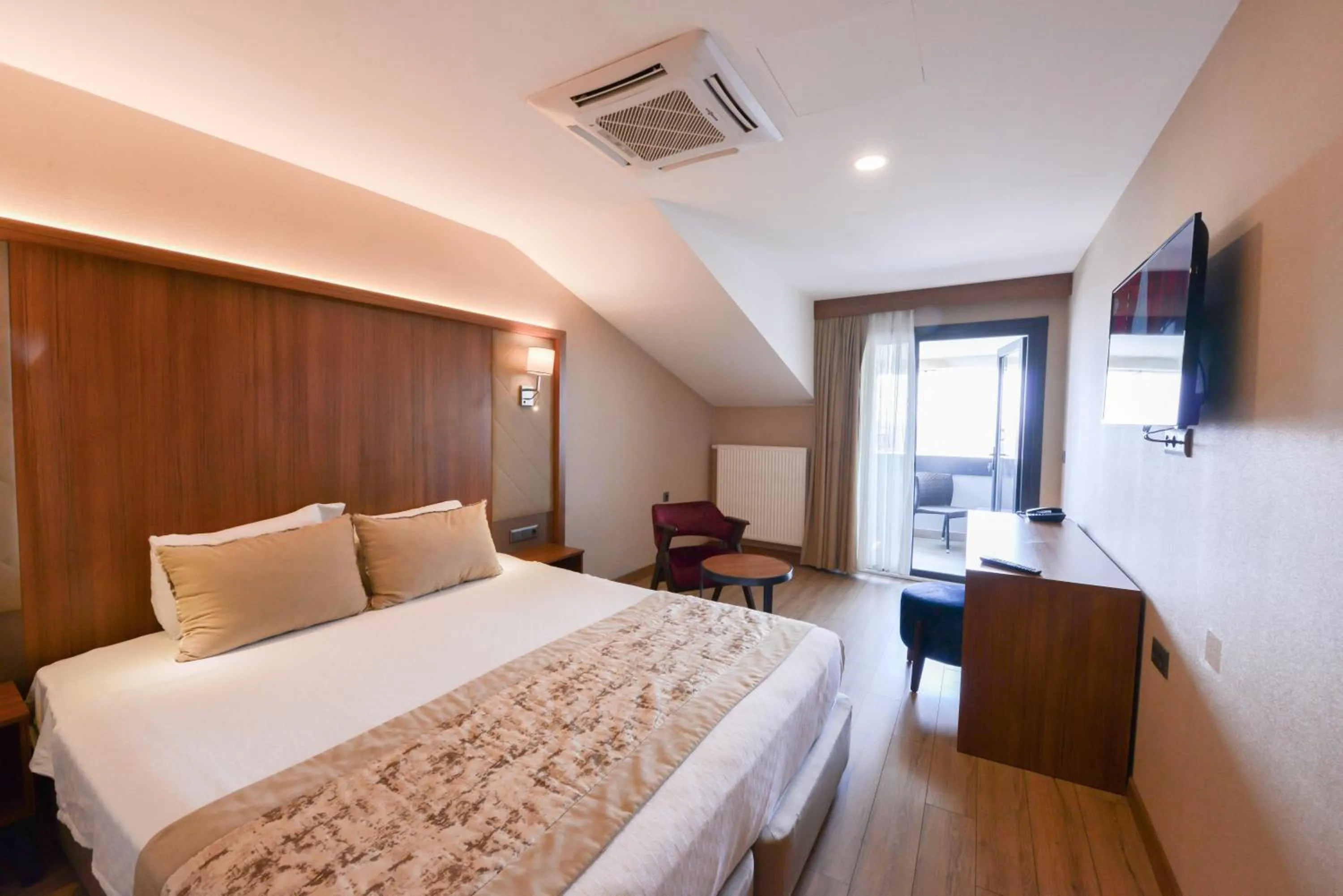 Queen Room with Balcony in İstport Hotels
