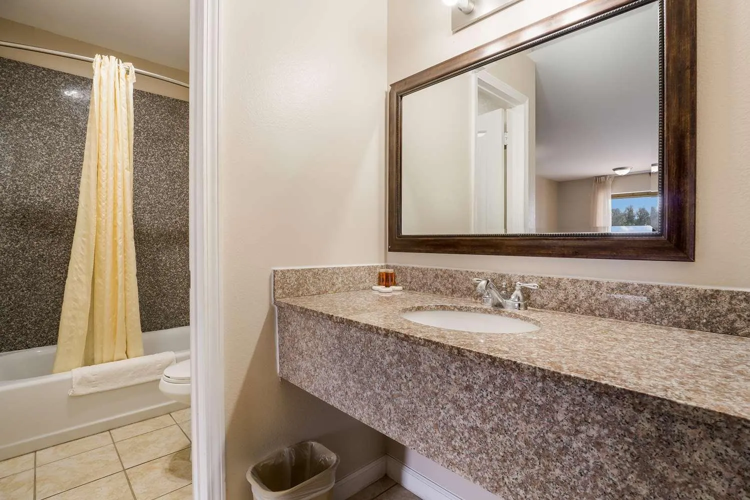 Deluxe King Suite in Americas Best Value Inn Refugio