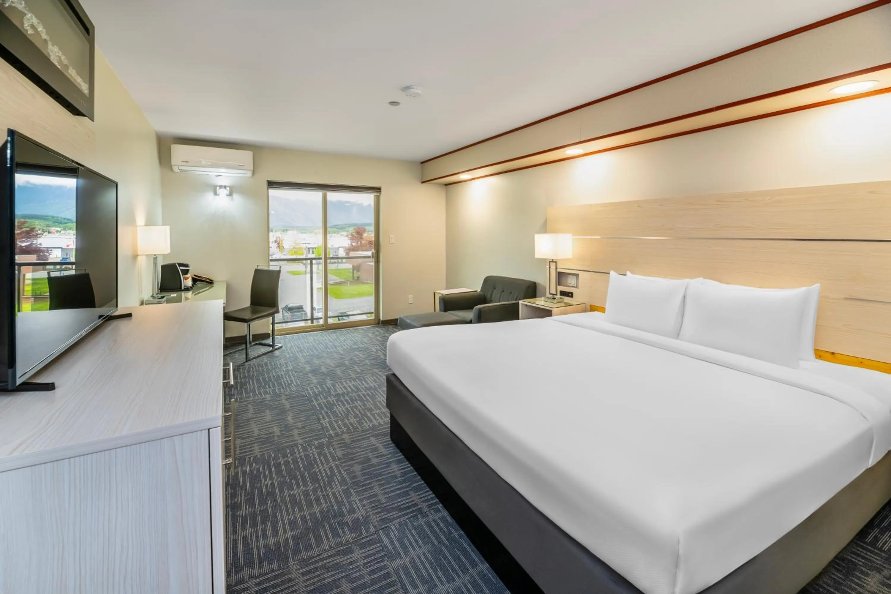 King Room with Balcony in Quality Inn Sunshine Suites