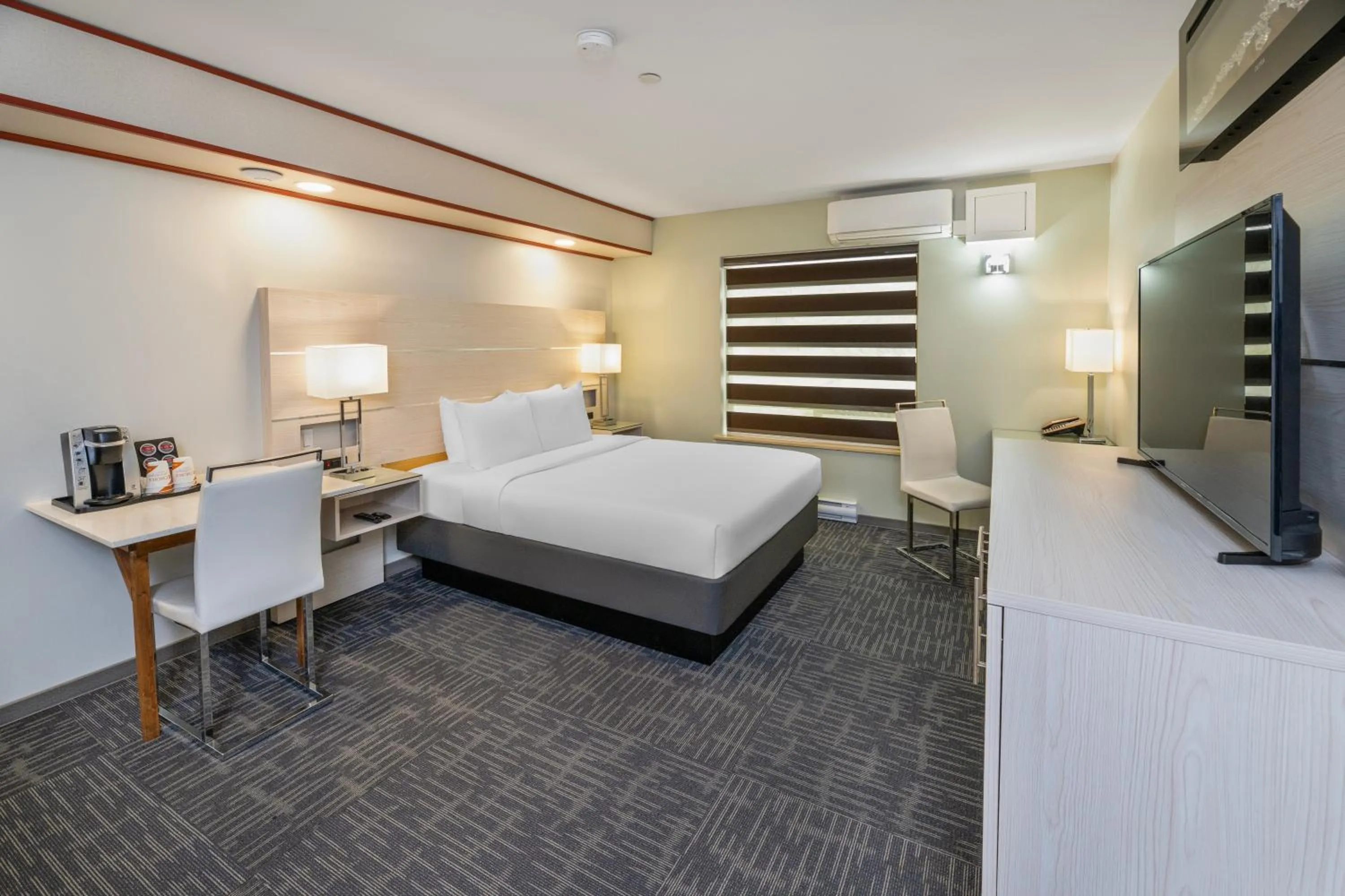 Efficiency Queen Room - Non-smoking in Quality Inn Sunshine Suites