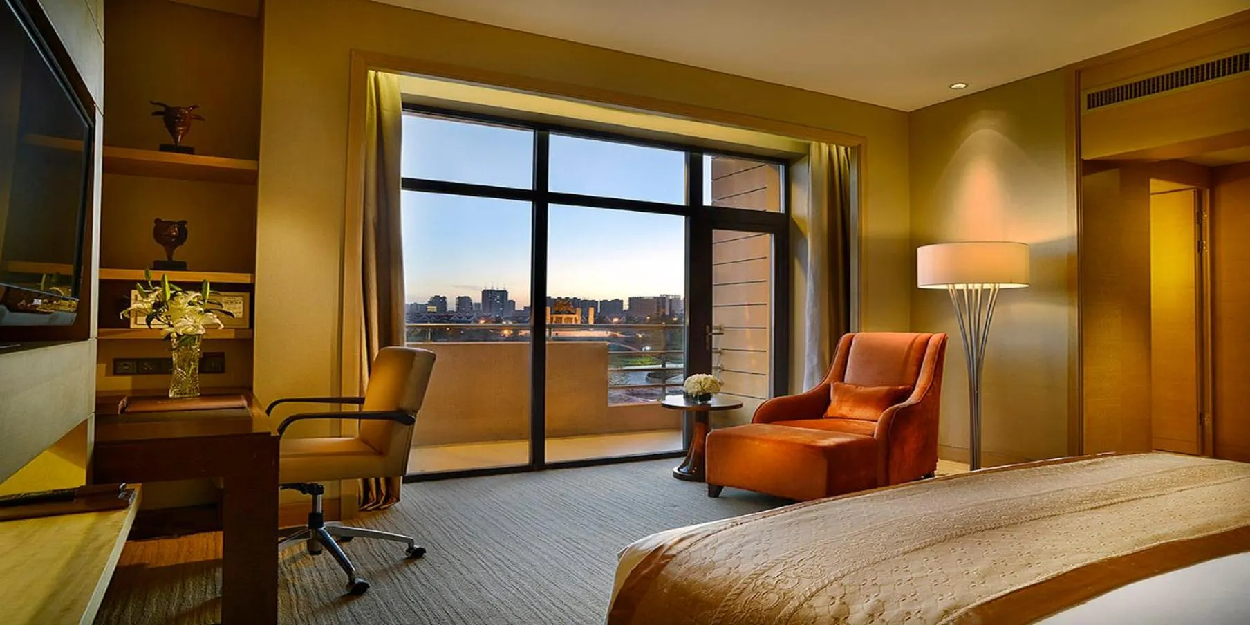 Premium King Room with Lounge Access and Balcony in Crowne Plaza Ordos, an IHG Hotel