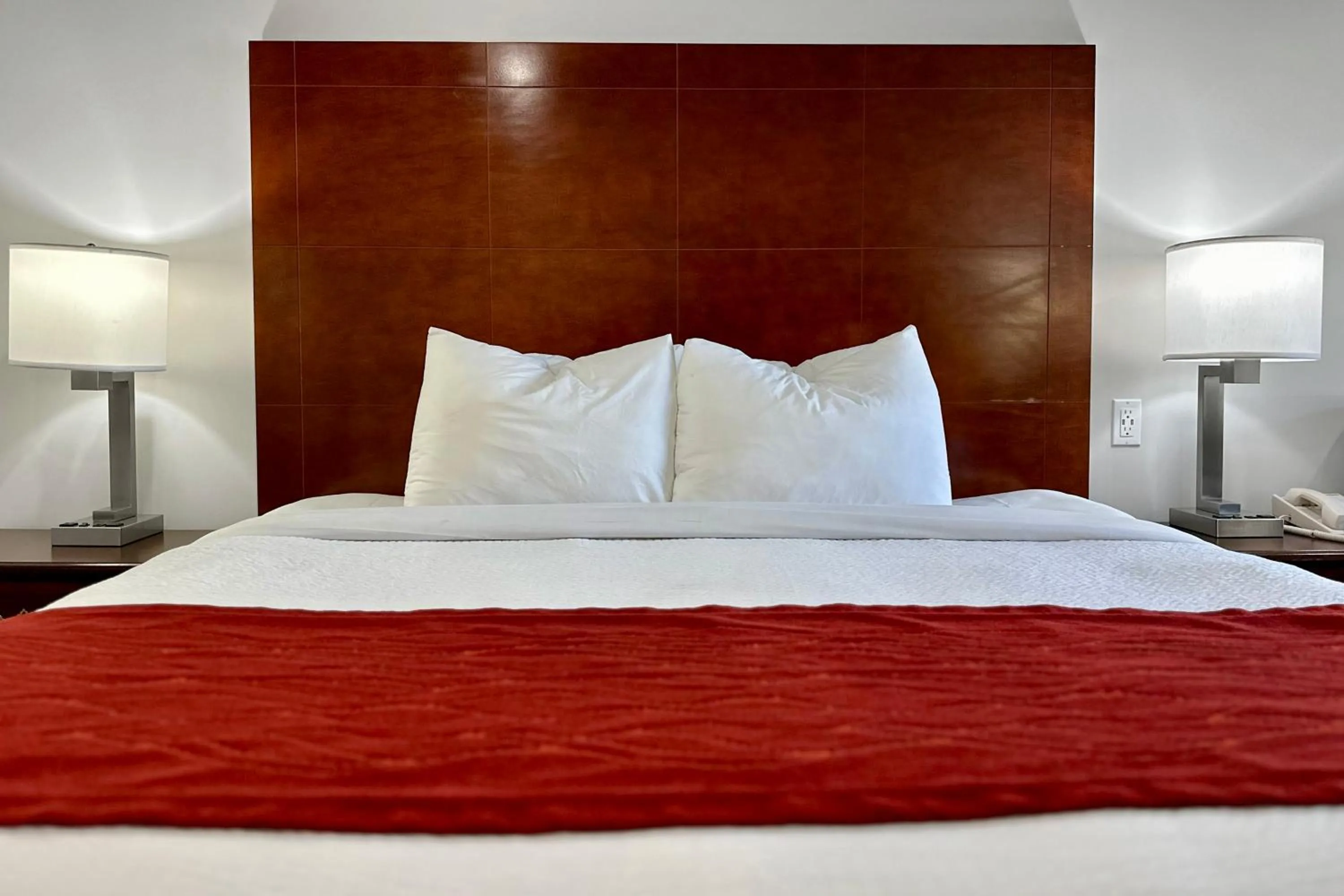 King Suite in Hyland Inn near Pasadena Civic Center