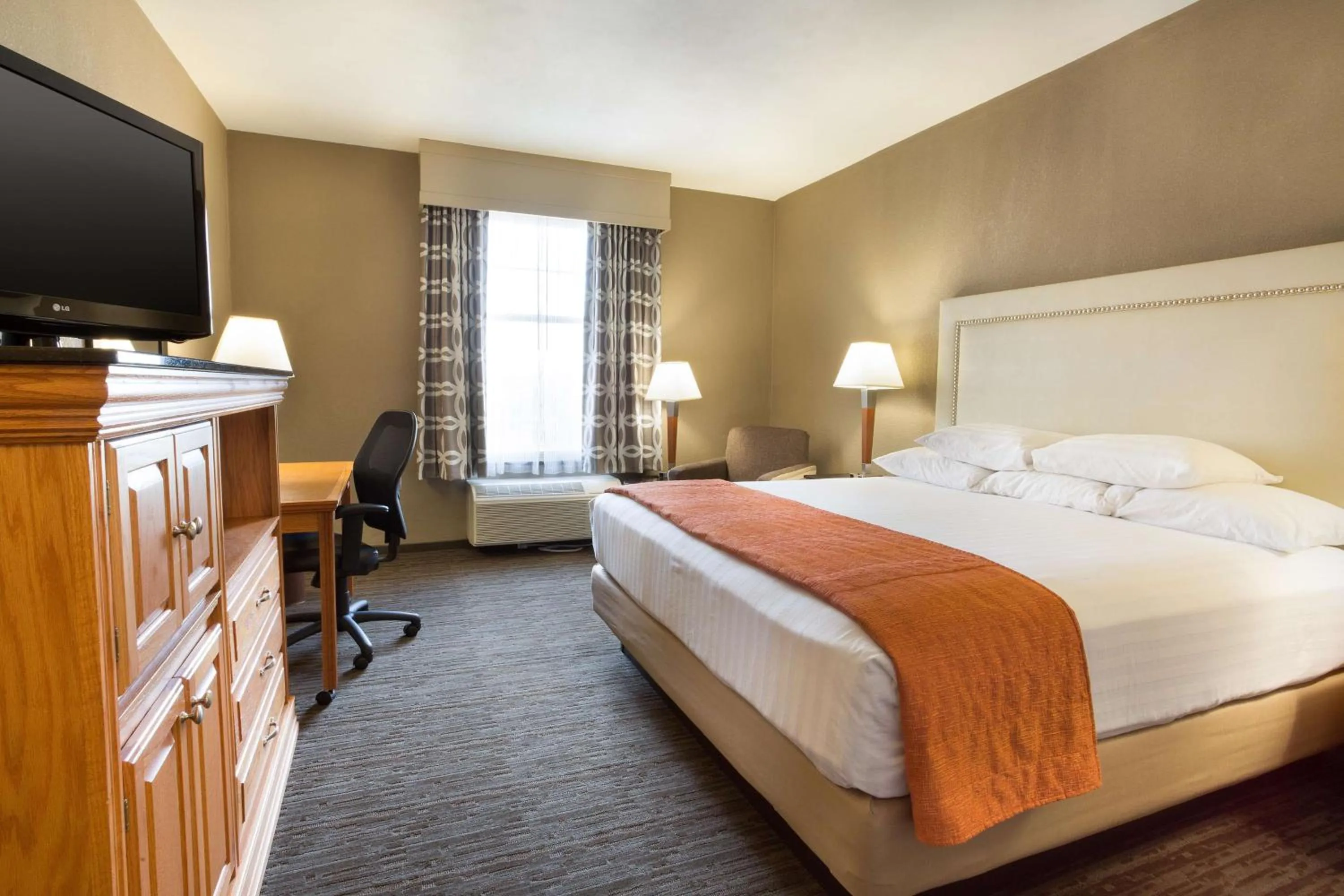 Deluxe King Room - Accessible, Roll-in Shower in Drury Inn & Suites San Antonio North Stone Oak