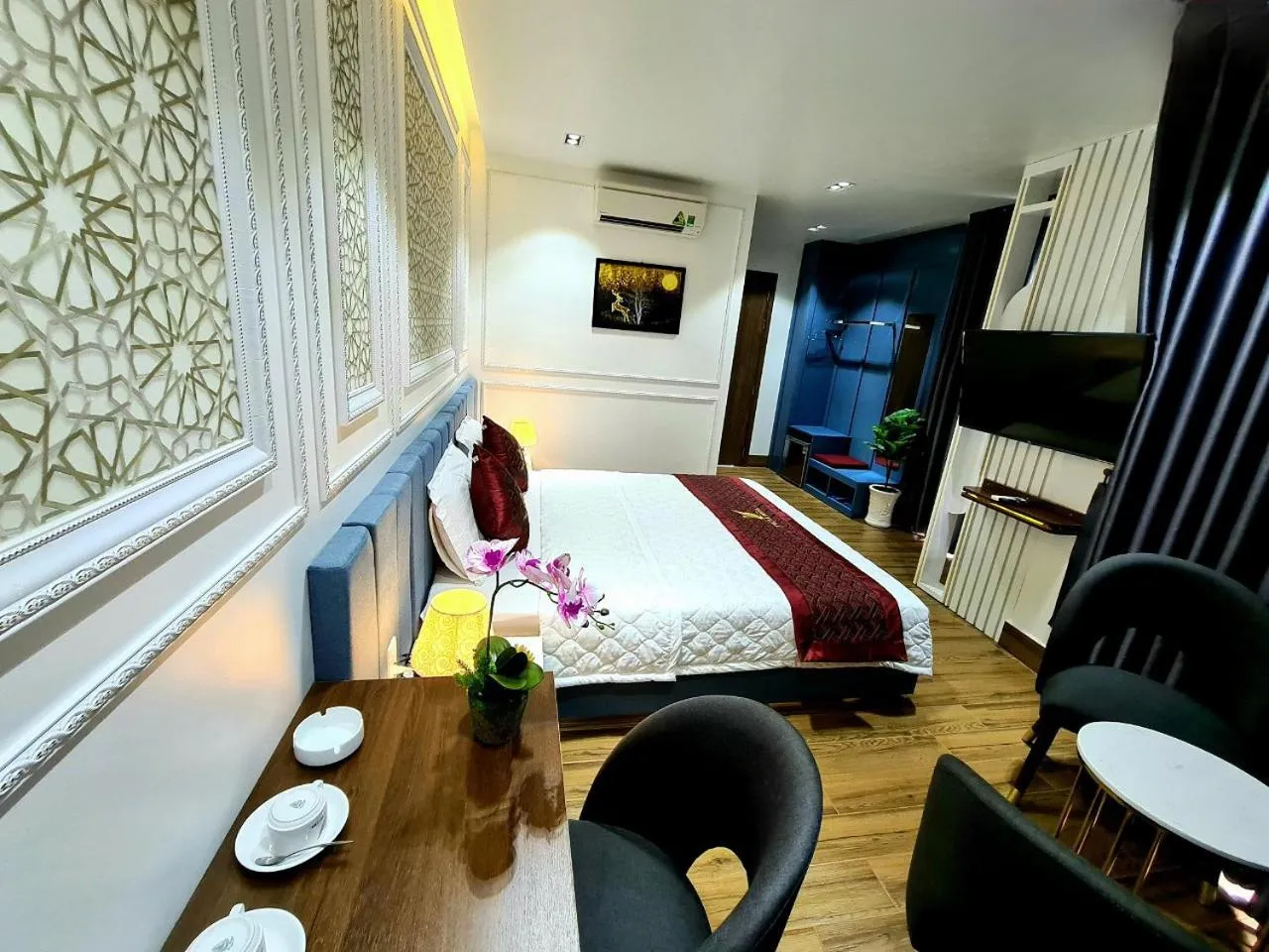 King Suite with Balcony in THƯ LÊ Hotel