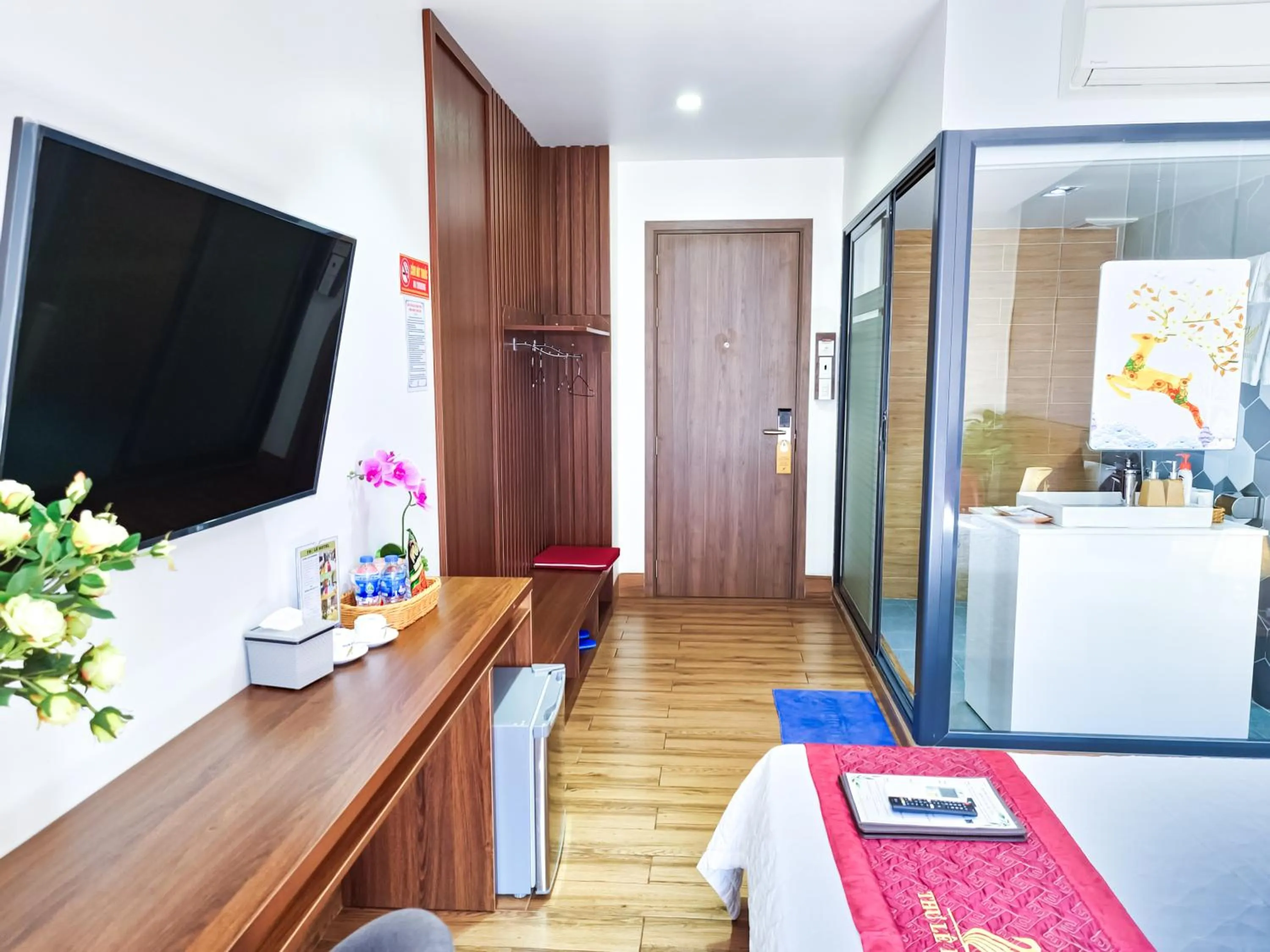 Deluxe Queen Room in THƯ LÊ Hotel