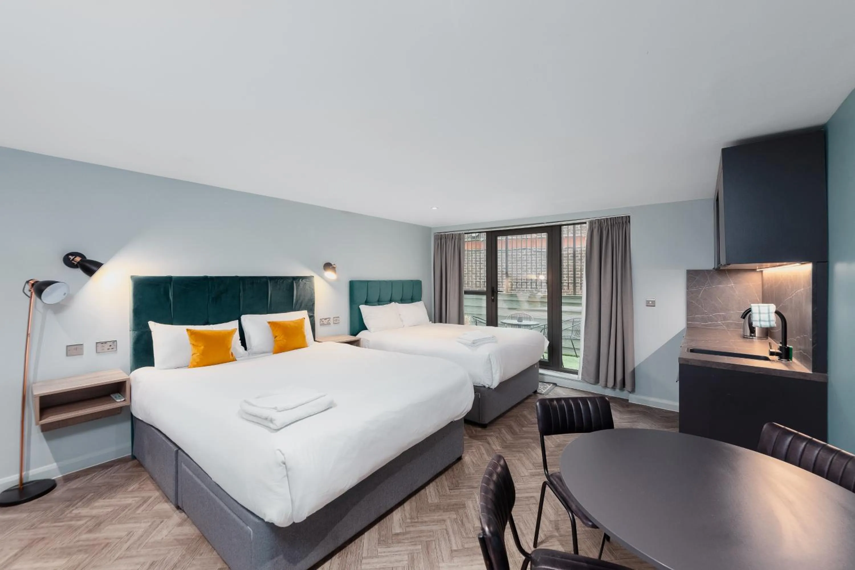 Family Room with Terrace in Aptel East