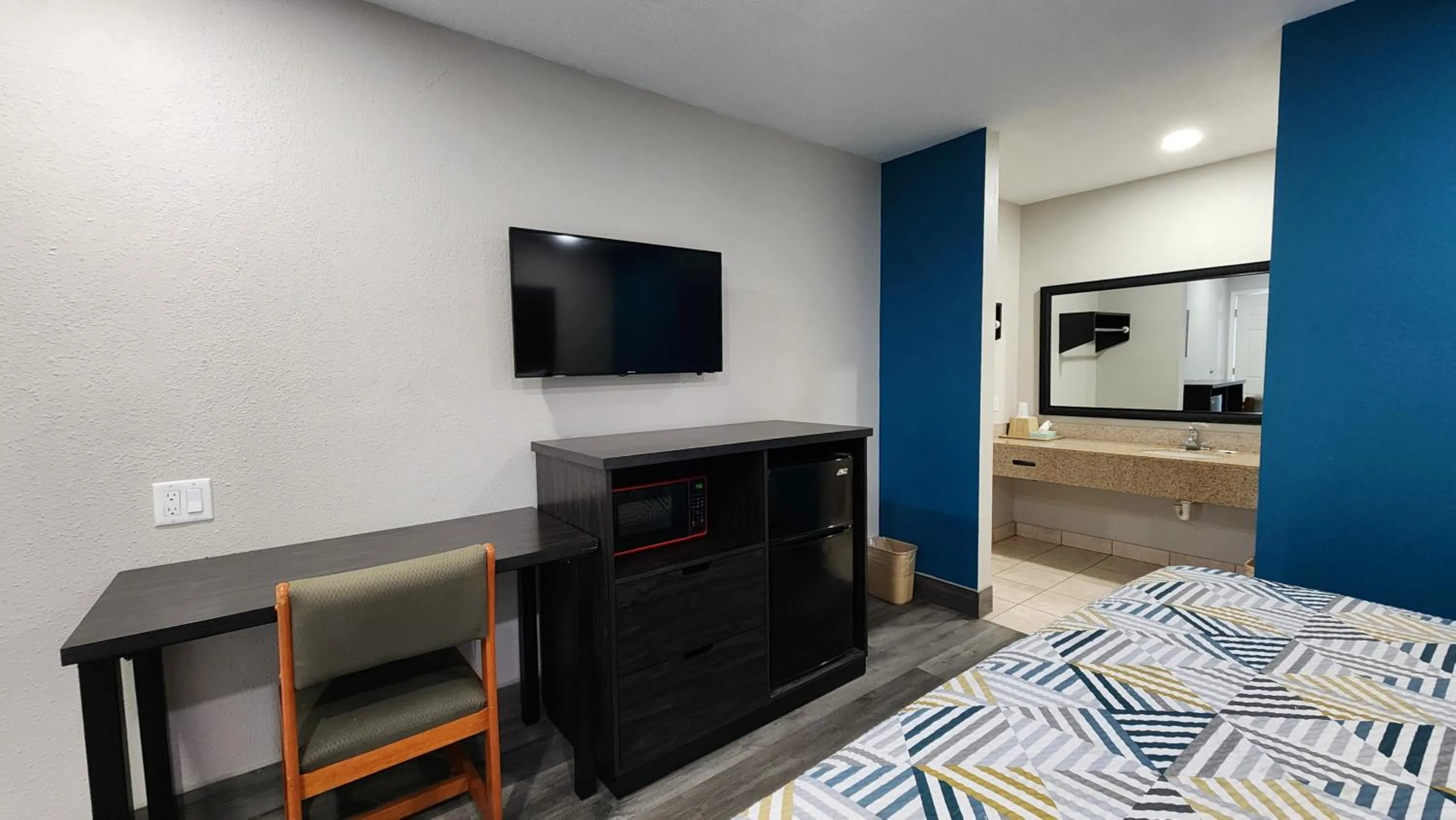 Deluxe King Room in Scottish Inn & Suites