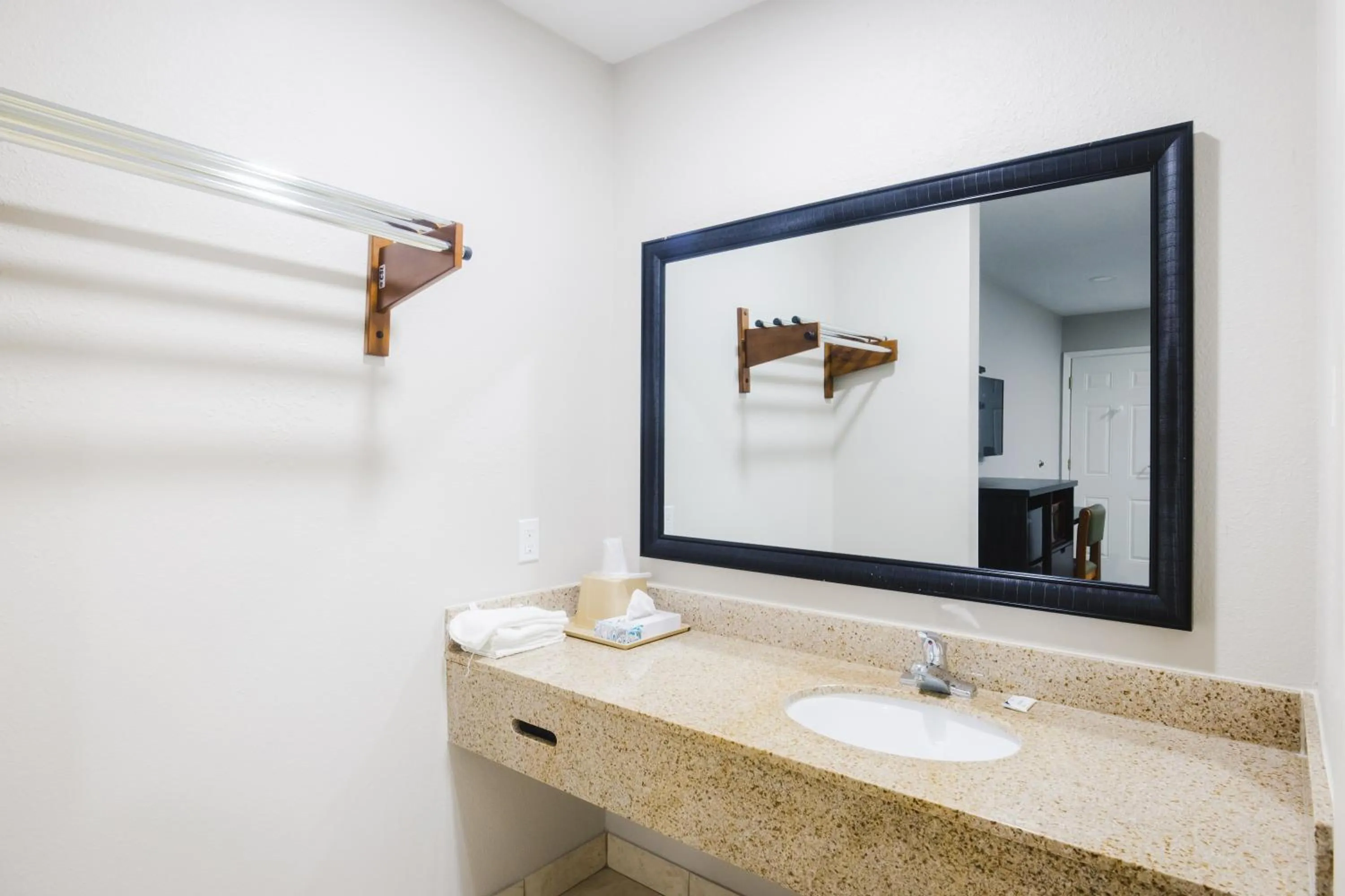 Queen Room - Disability Access in Scottish Inn & Suites