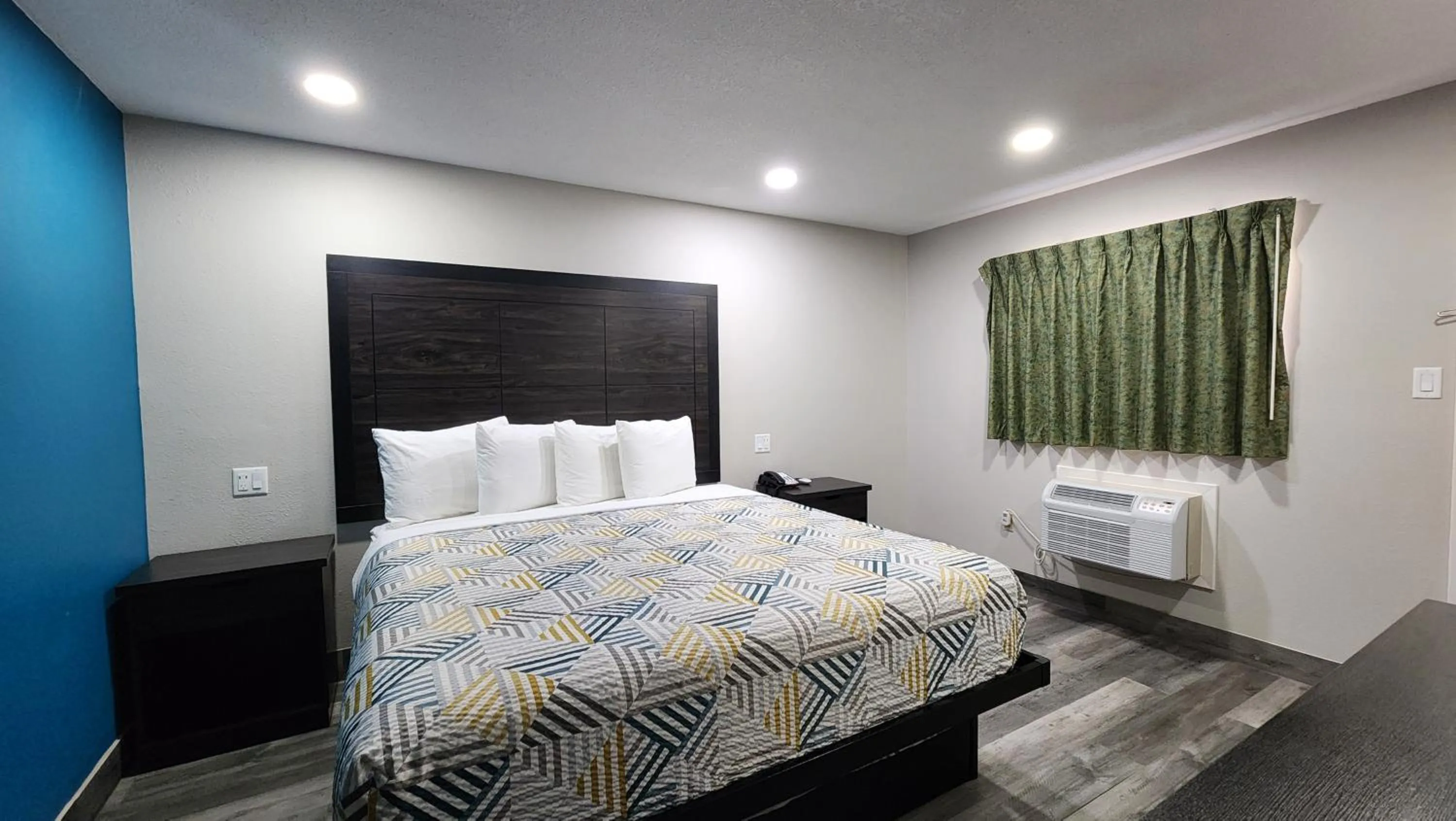 Standard Single Room in Scottish Inn & Suites