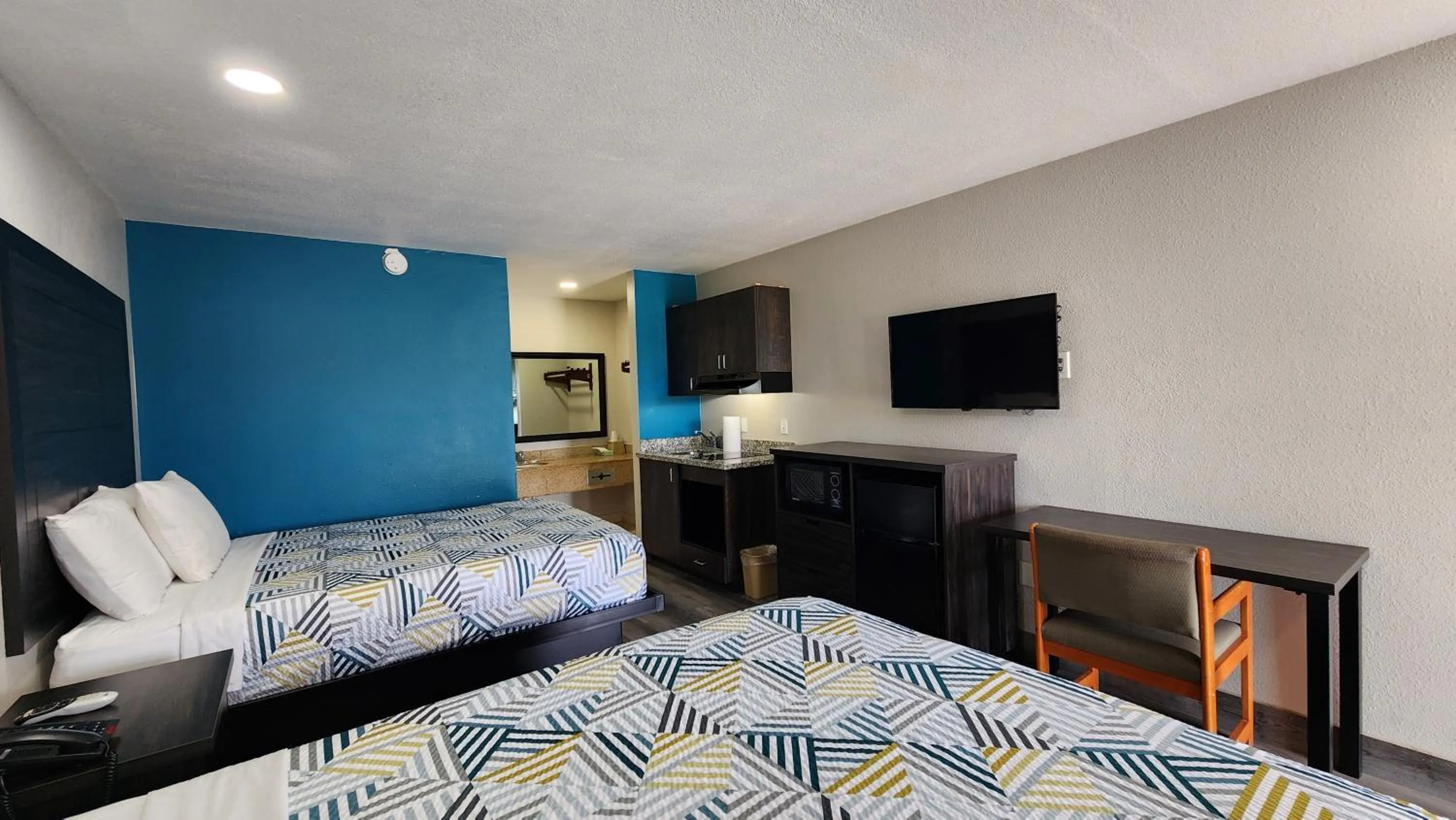Superior Quadruple Room in Scottish Inn & Suites