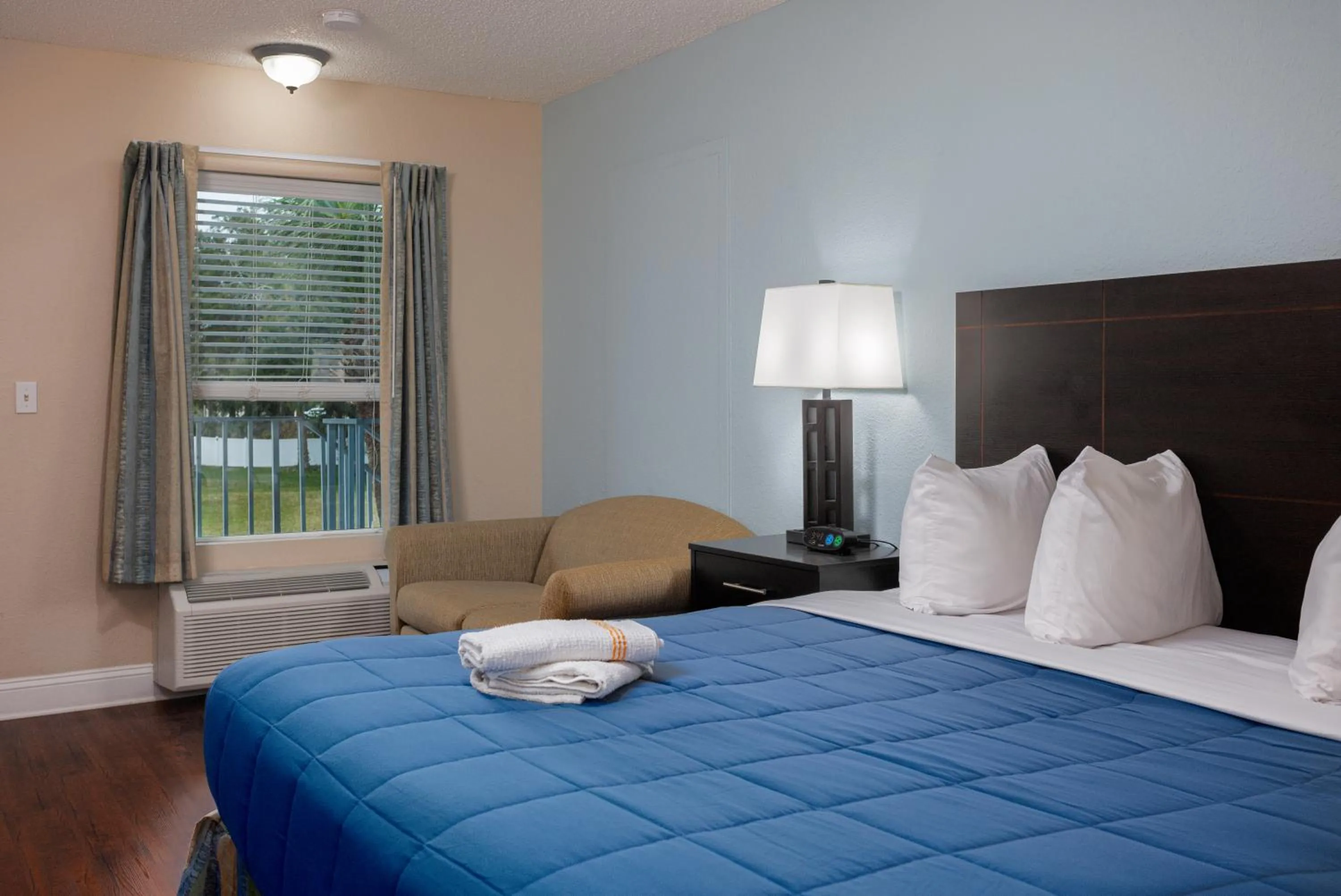 King Room with Roll-In Shower - Disability Access in Southern Oaks Inn - Saint Augustine
