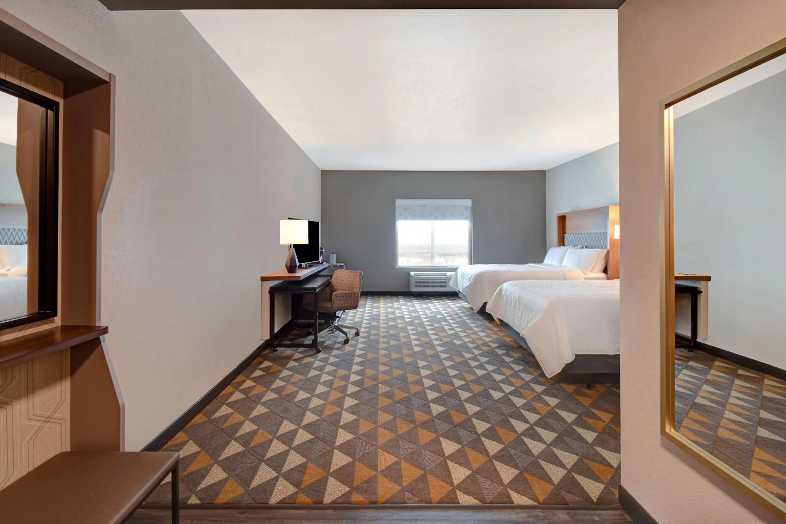 Queen Room with Two Queen Beds and Mobility Accessible Tub in Holiday Inn - Erie by IHG