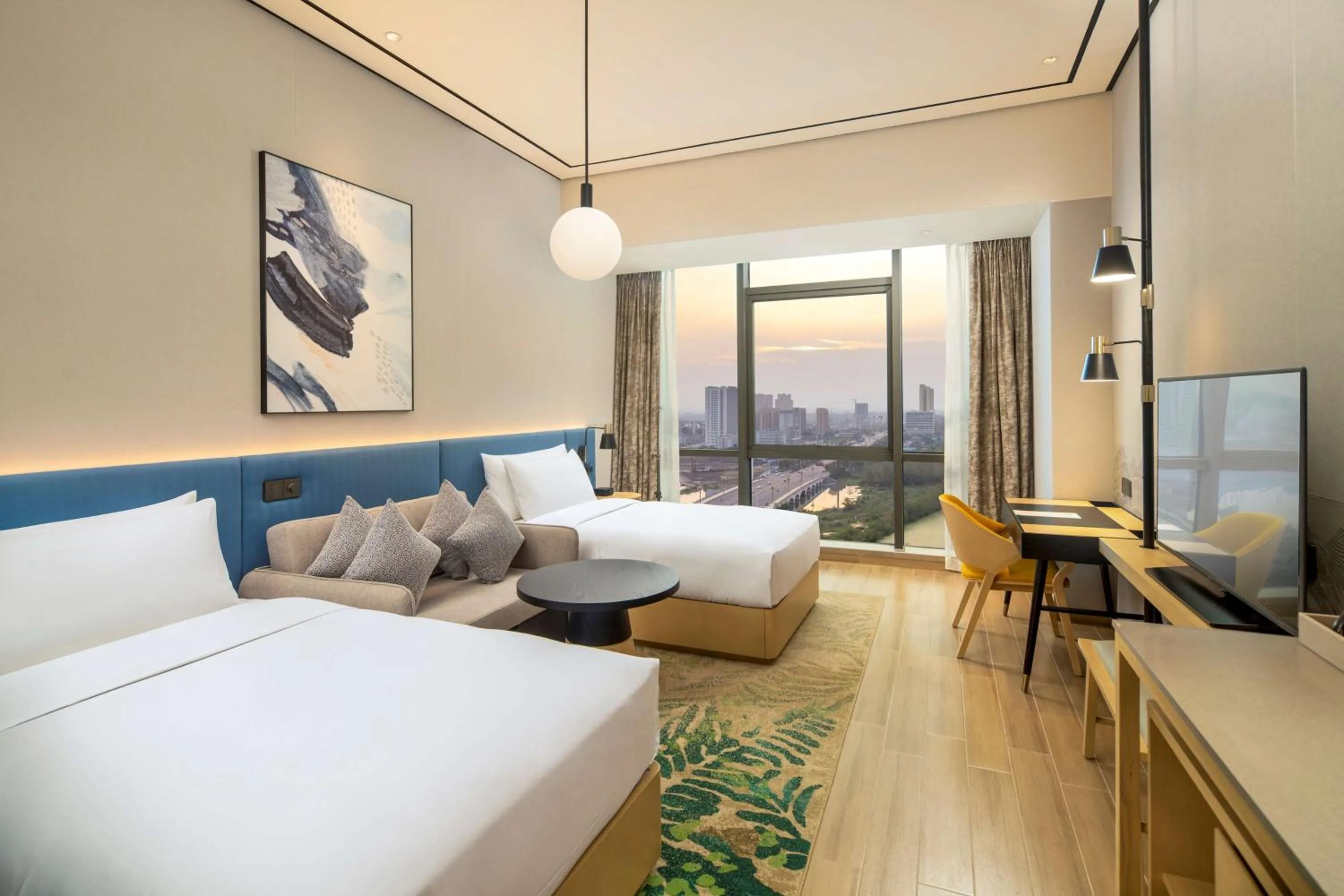 Twin Guest Room with Lake View in Hilton Garden Inn Changde Dingcheng