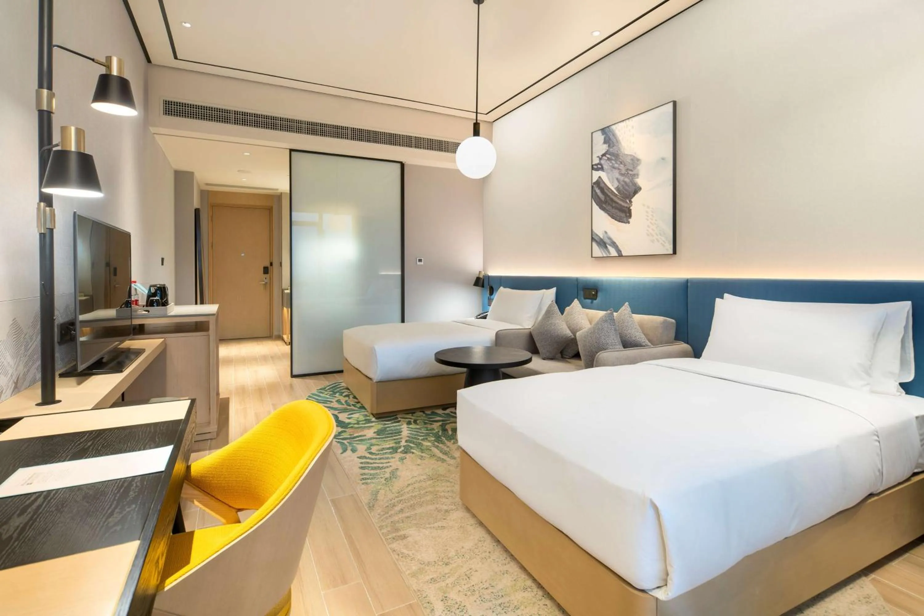Twin Guest Room with Lake View in Hilton Garden Inn Changde Dingcheng