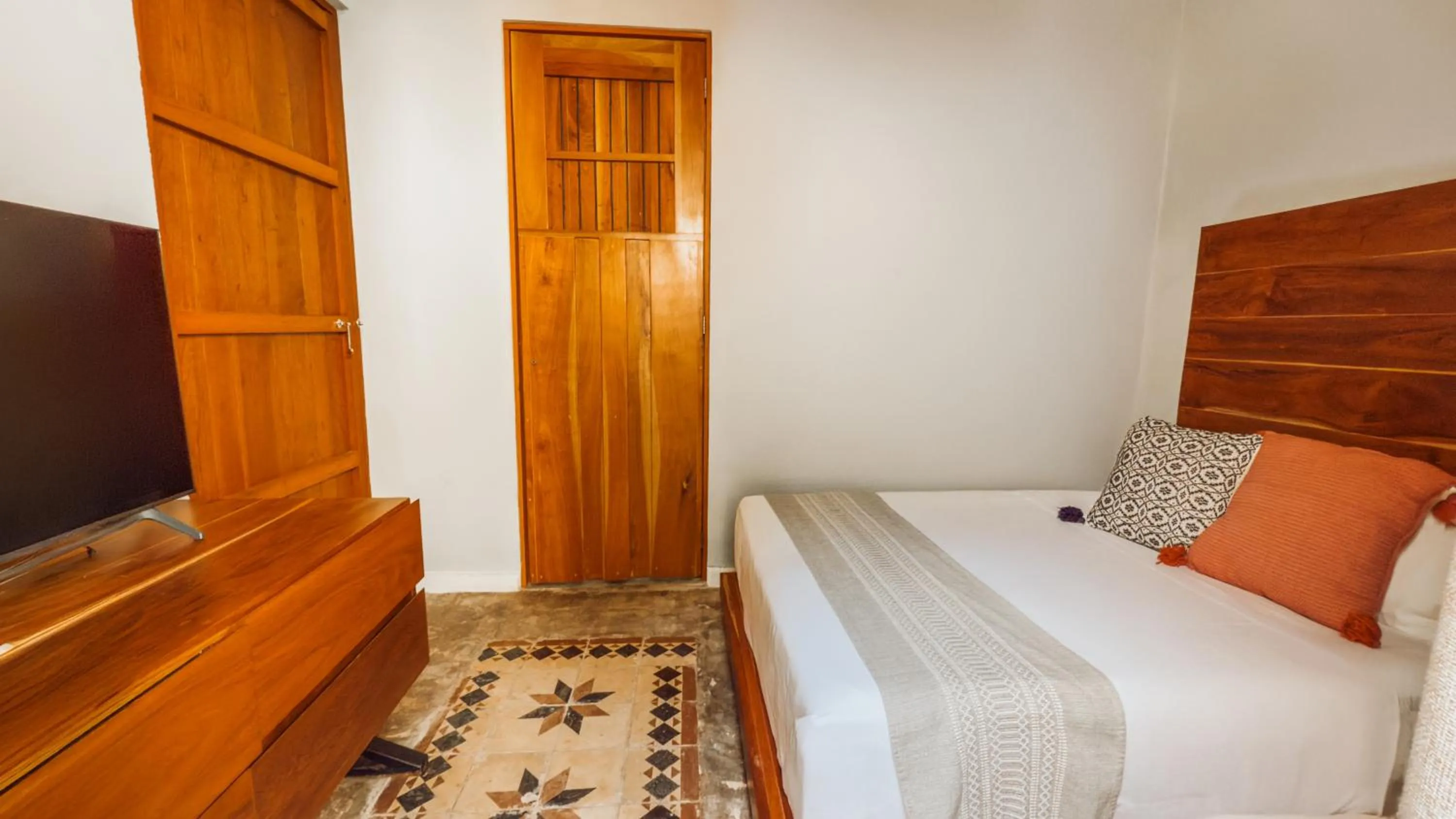 Master Suite With Garden in Hotel Unknown