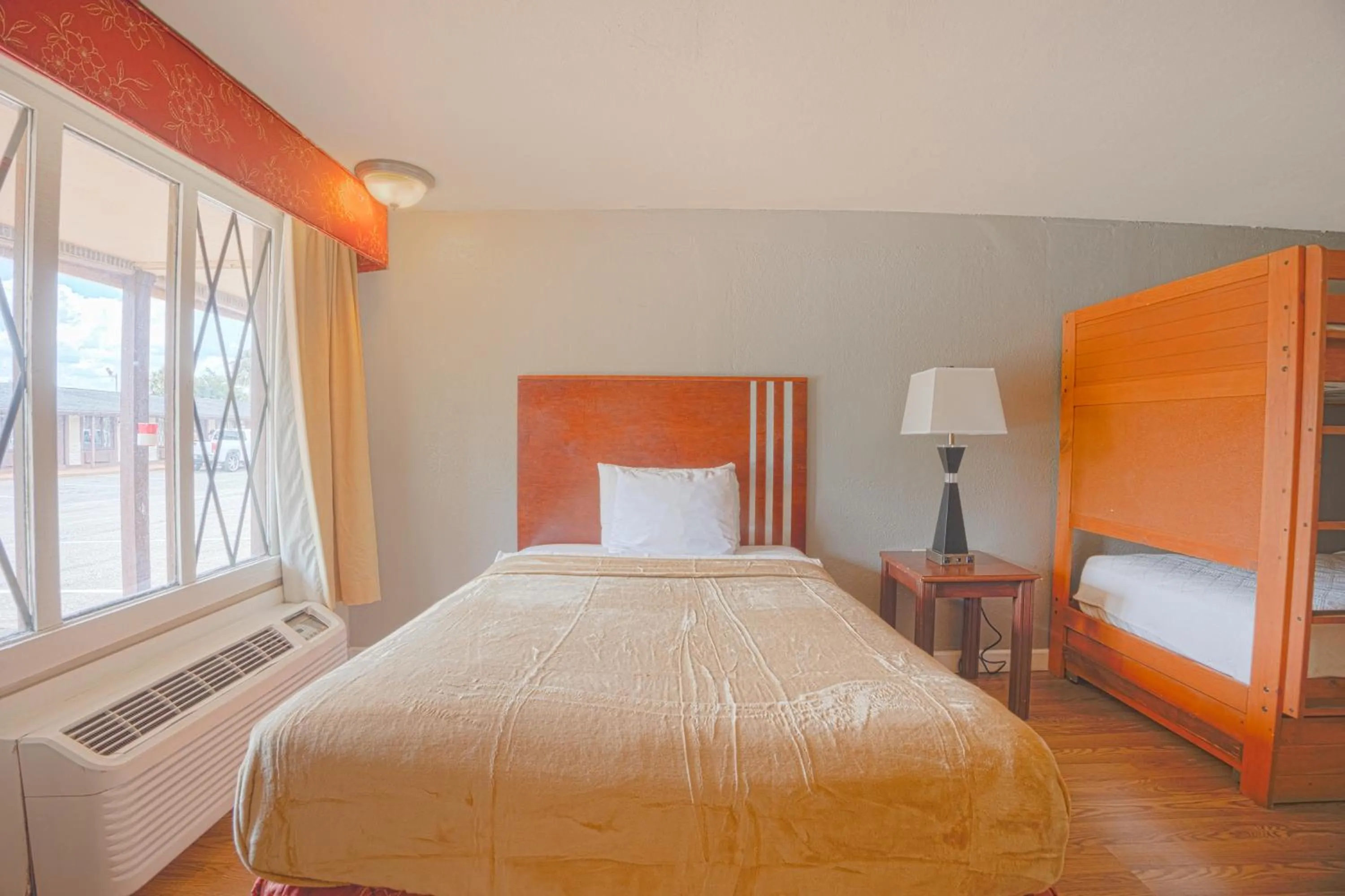 Family Studio Full Bed with Bunk Bed in Liberty Garden Inn by OYO Kissimmee near Disney World