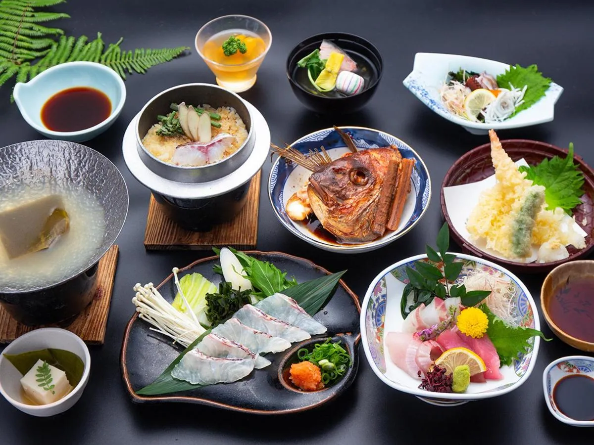 Twin Room with Tatami Area and Mountain View - Seafood Dinner and Breakfast Included in Wakayama Kada Onsen Kada Kaigetsu (ex. Azumaya Seaside Hotel)