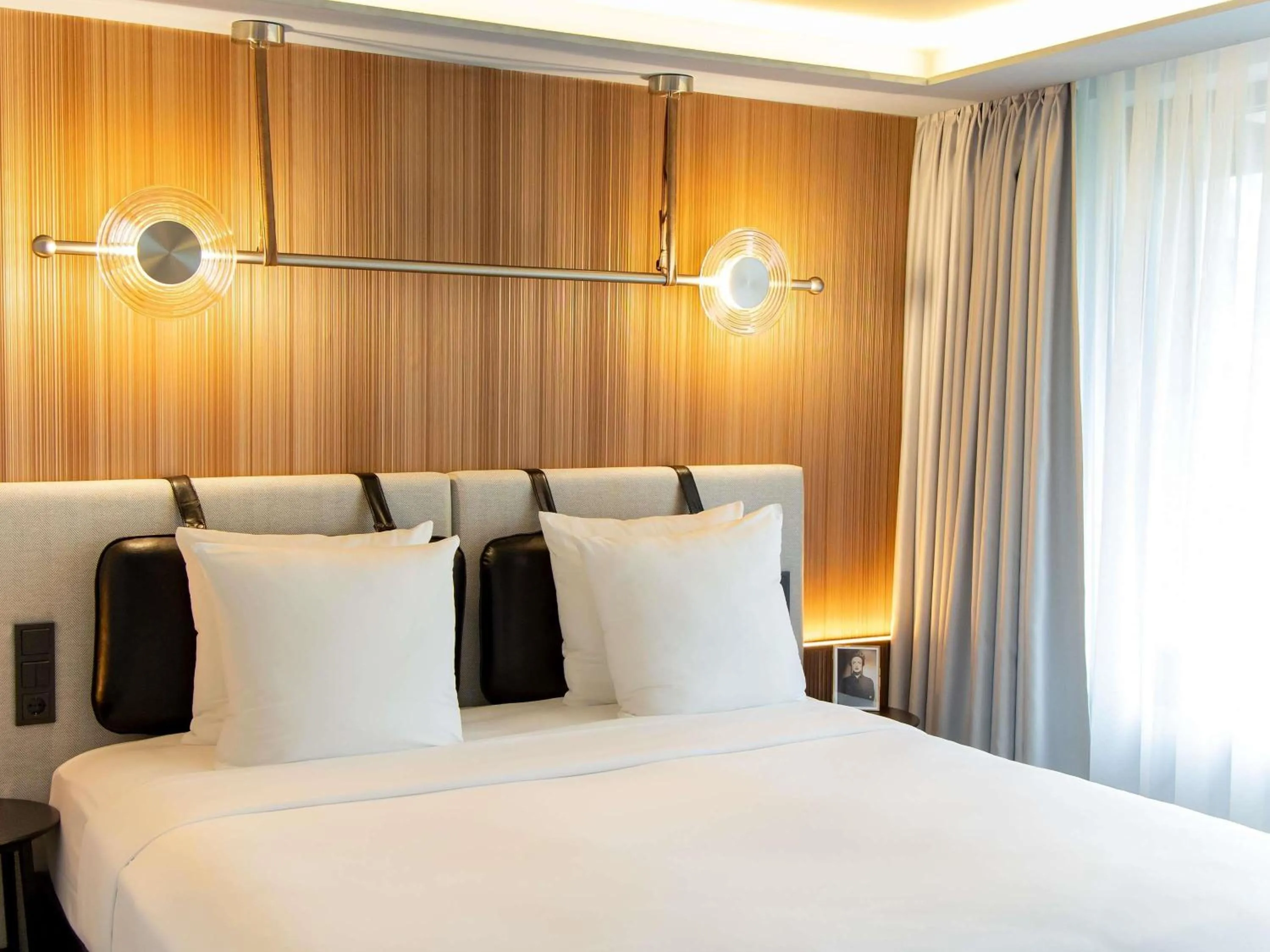 Deluxe Double Room with City View in MUZE Hotel Dusseldorf - Handwritten Collection