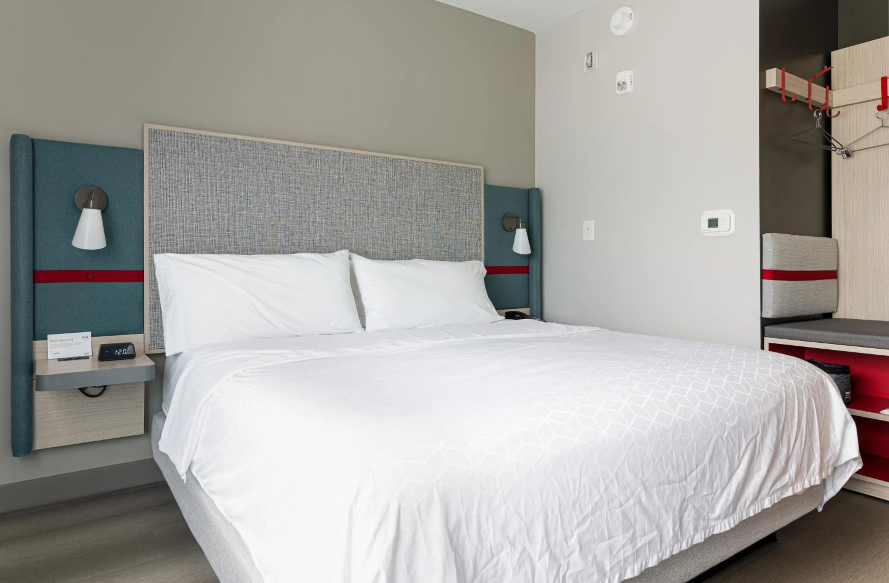 Standard King Room in avid hotel Summerville by IHG