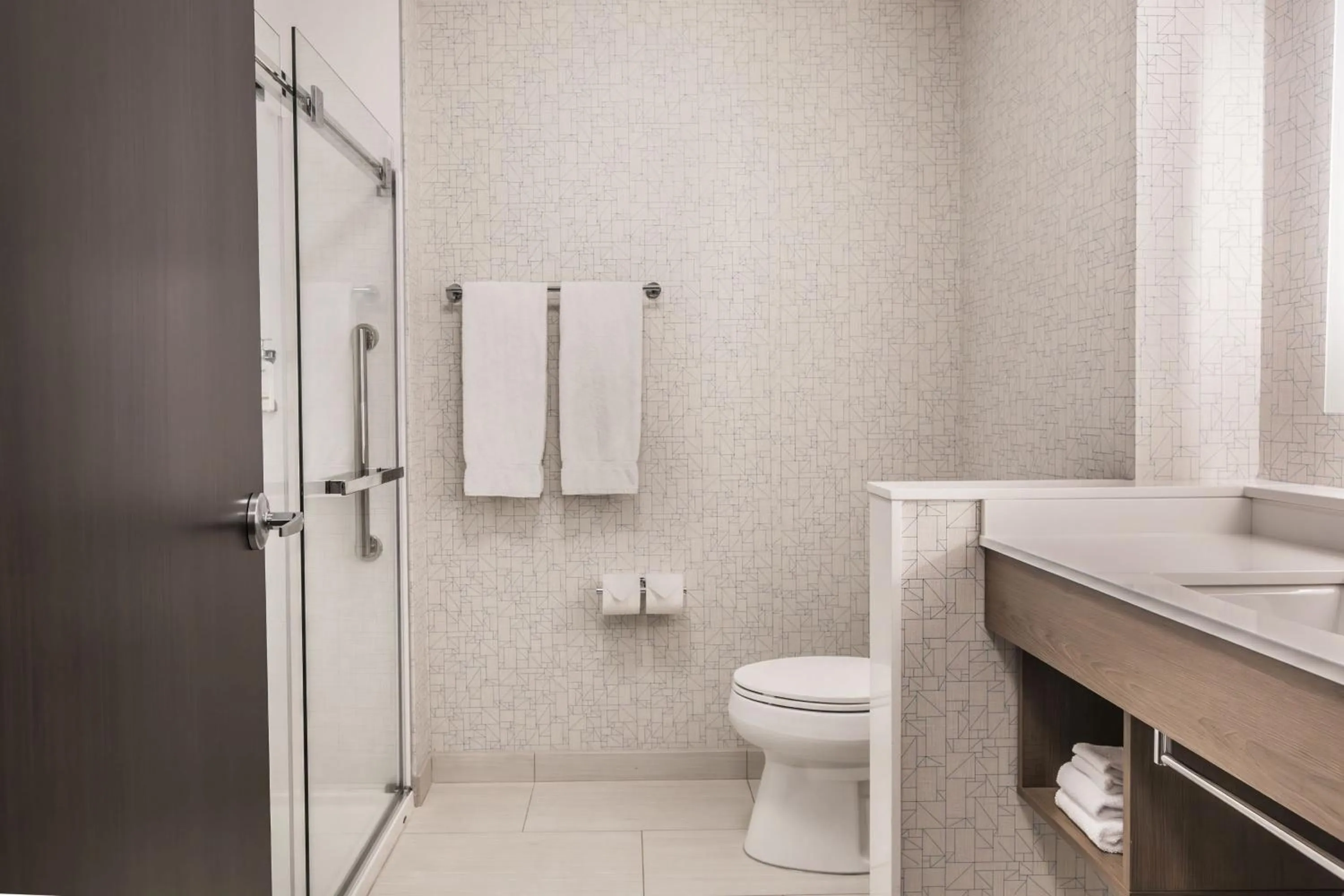 Standard King Room with Mobility Accessible Roll-In Shower in Holiday Inn Express & Suites - Welland