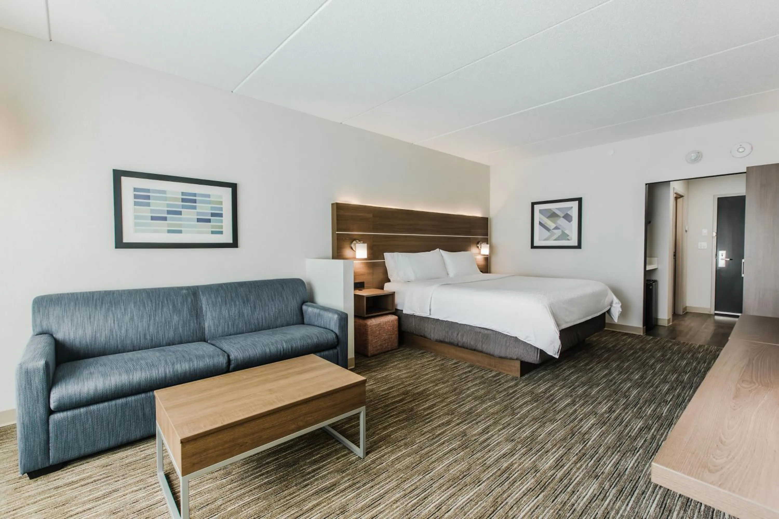 King Suite with Sofa Bed in Holiday Inn Express & Suites - Welland