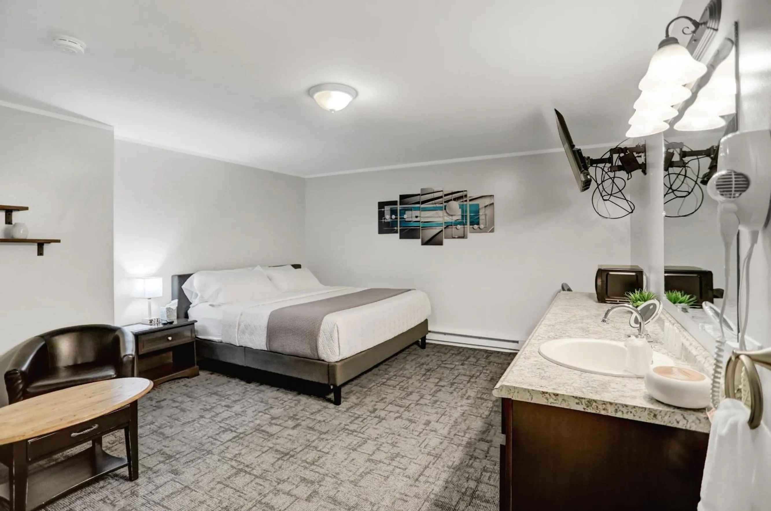 King Suite in Halifax Inn