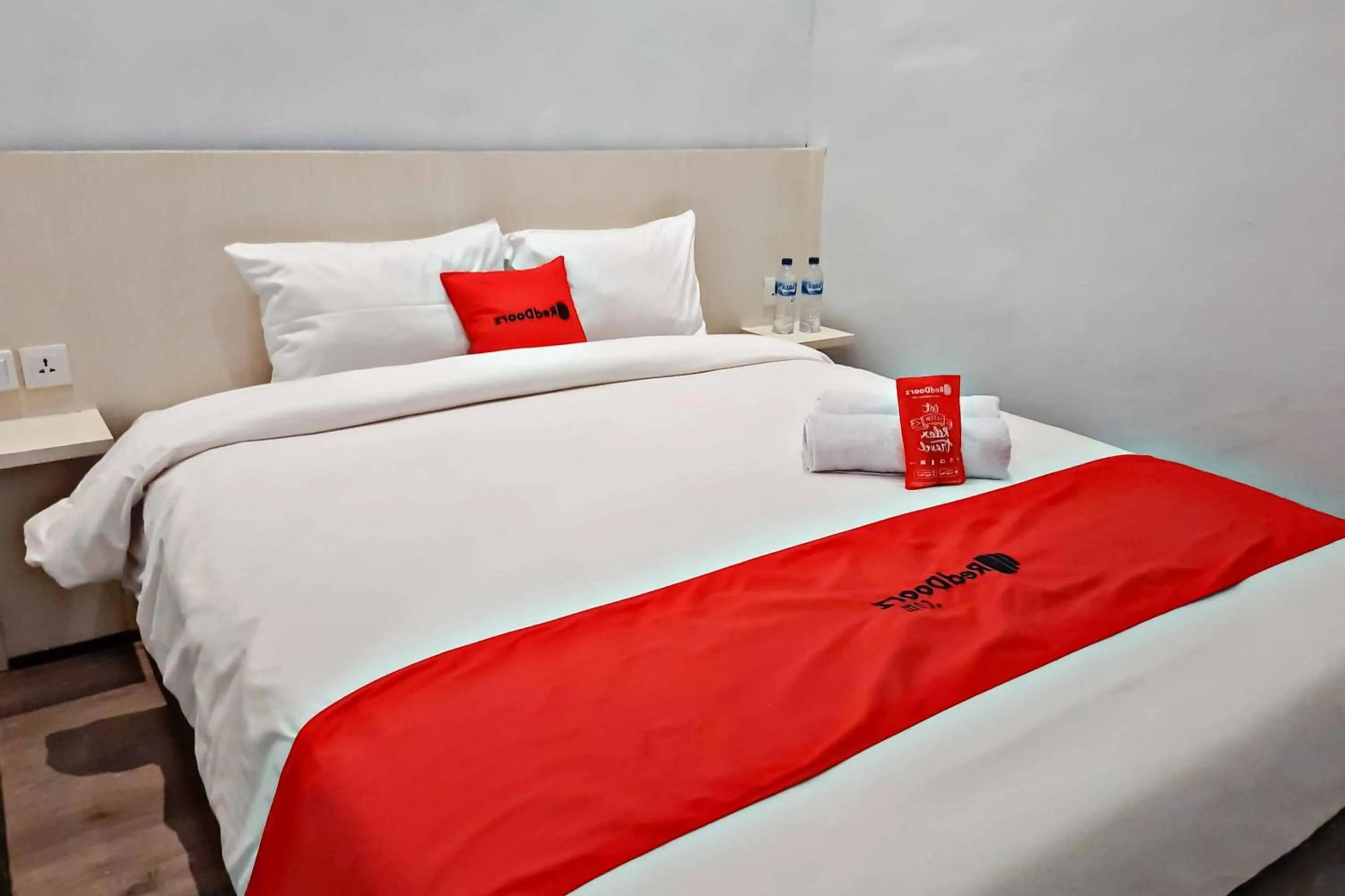 RedDoorz Deluxe Room in RedDoorz CBD Polonia Medan
