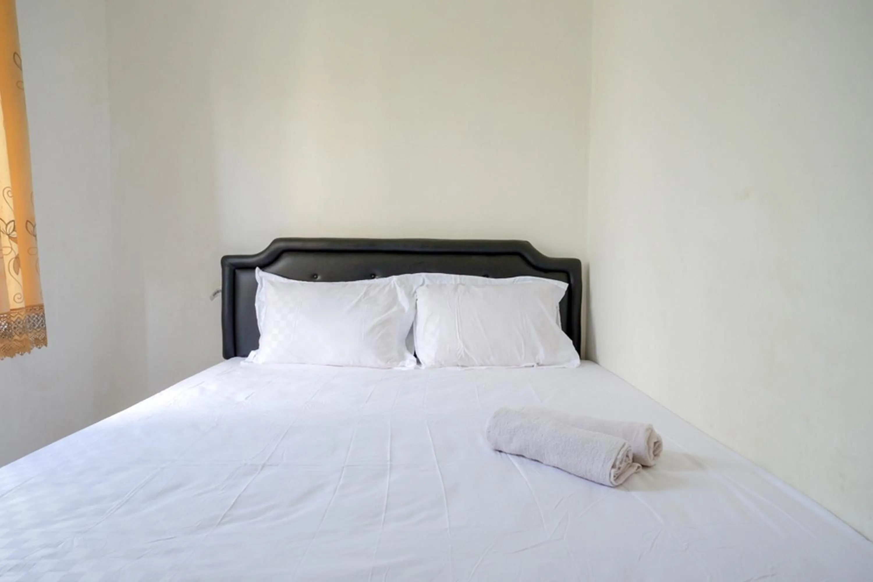 Standard Room in Pandawa Guest House At Ngaliyan Square Mitra RedDoorz