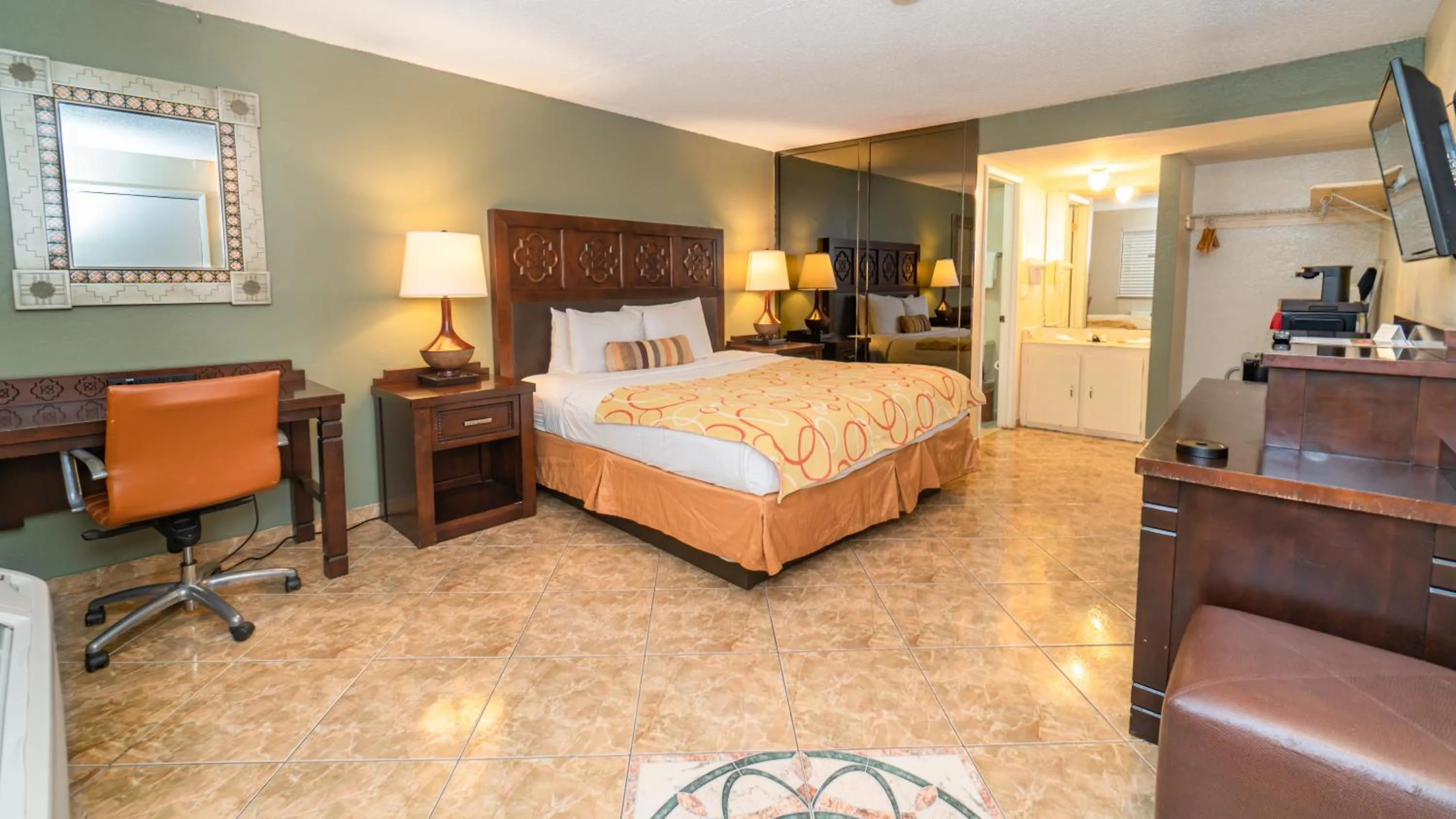 Deluxe King Room in Sevilla Inn Kissimmee- Near Disney