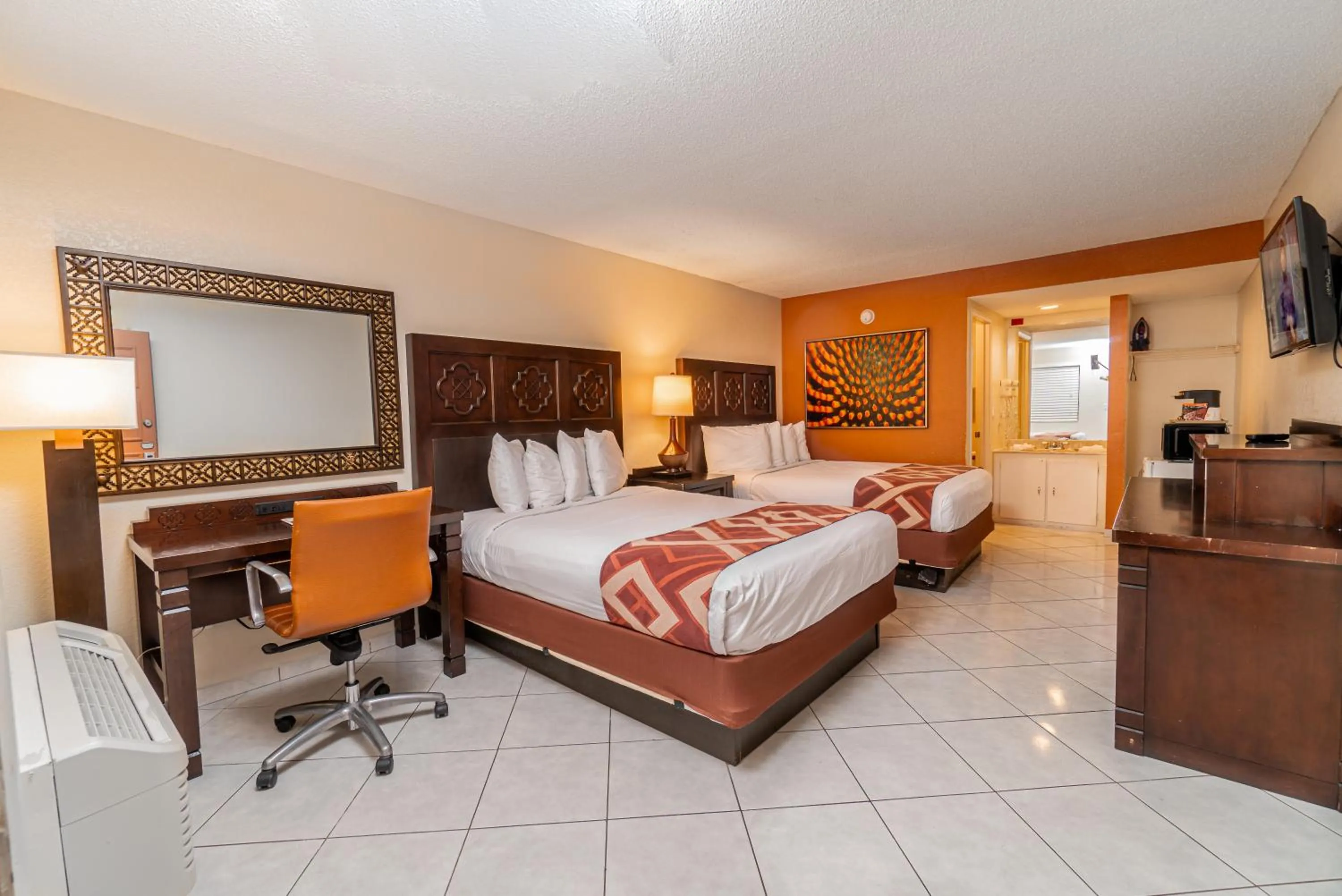 Deluxe Queen Room in Sevilla Inn Kissimmee- Near Disney