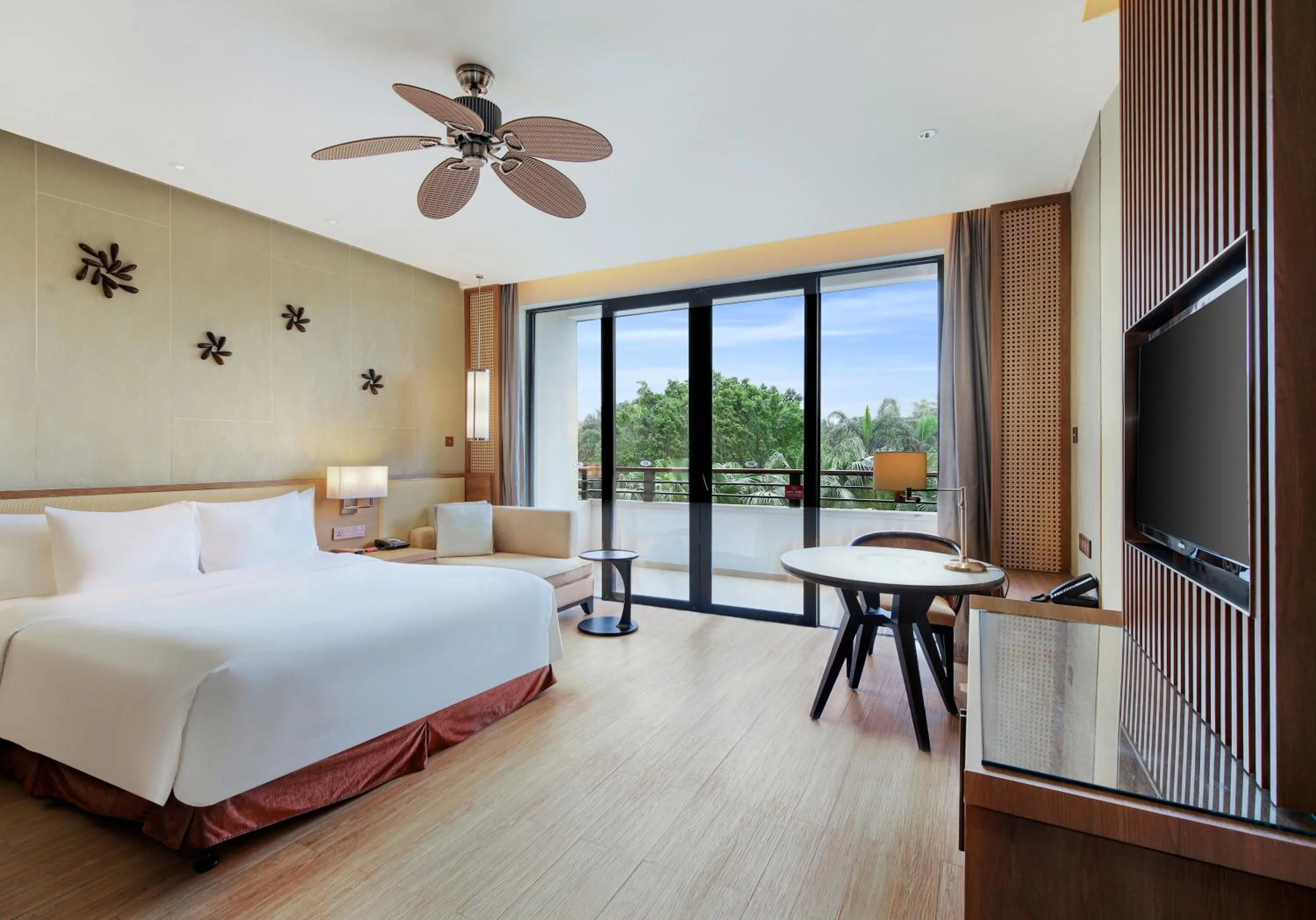 Premium King Room in Crowne Plaza Hailing Island by IHG