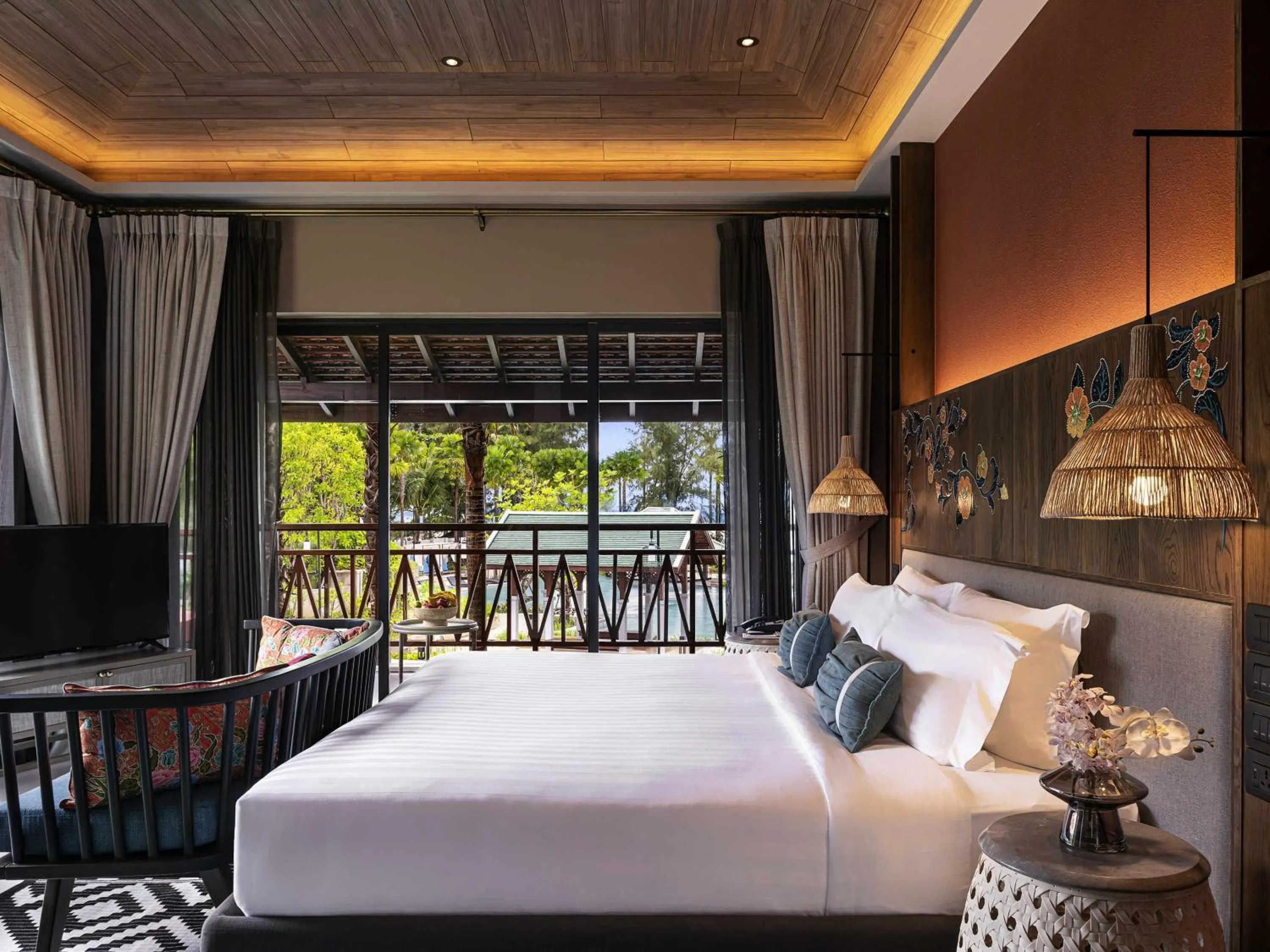 Deluxe King Room in Grand Mercure Khao Lak Bangsak