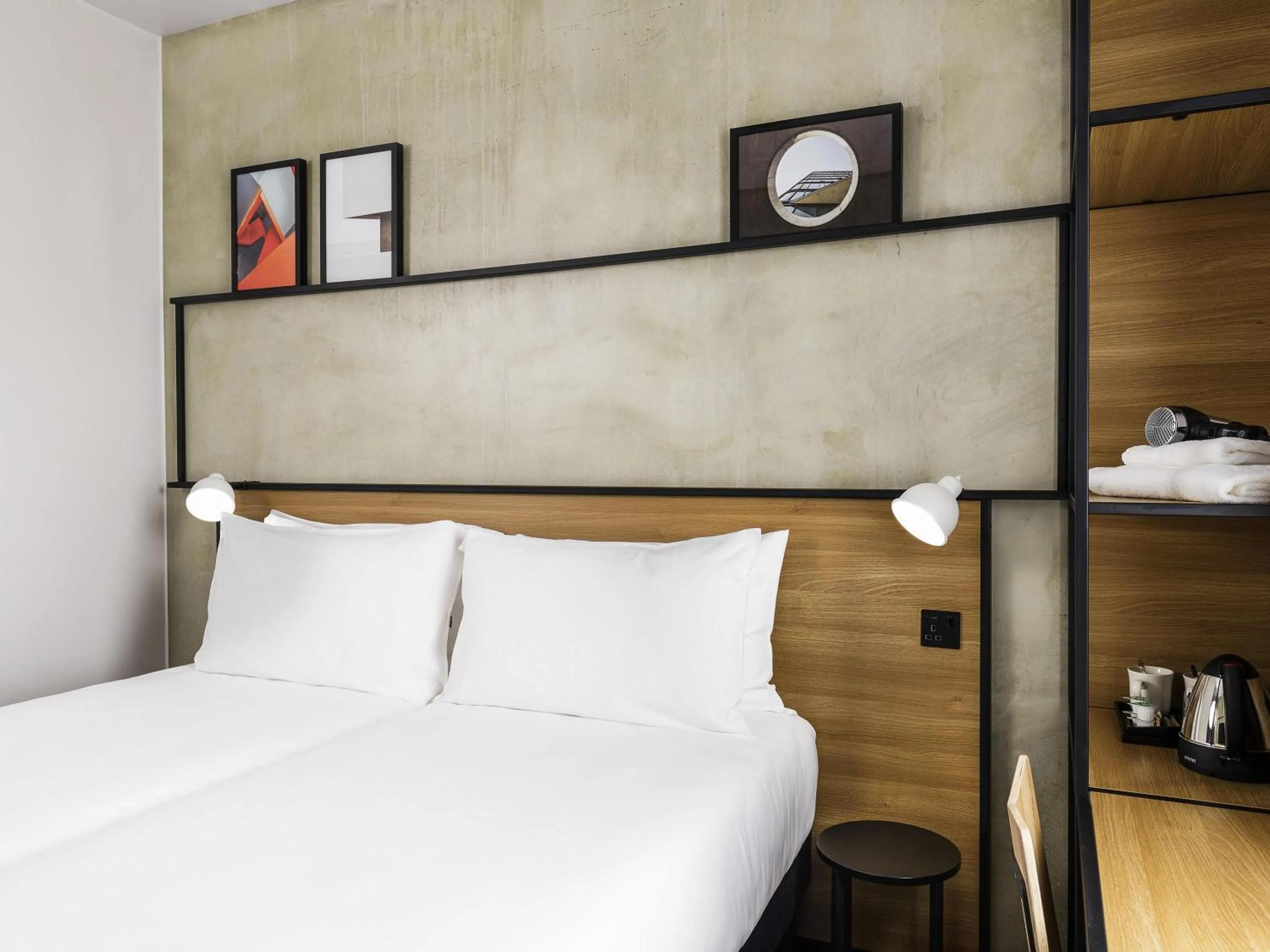 Standard Twin Room with en suite in ibis Bridgwater, M5 Jct23