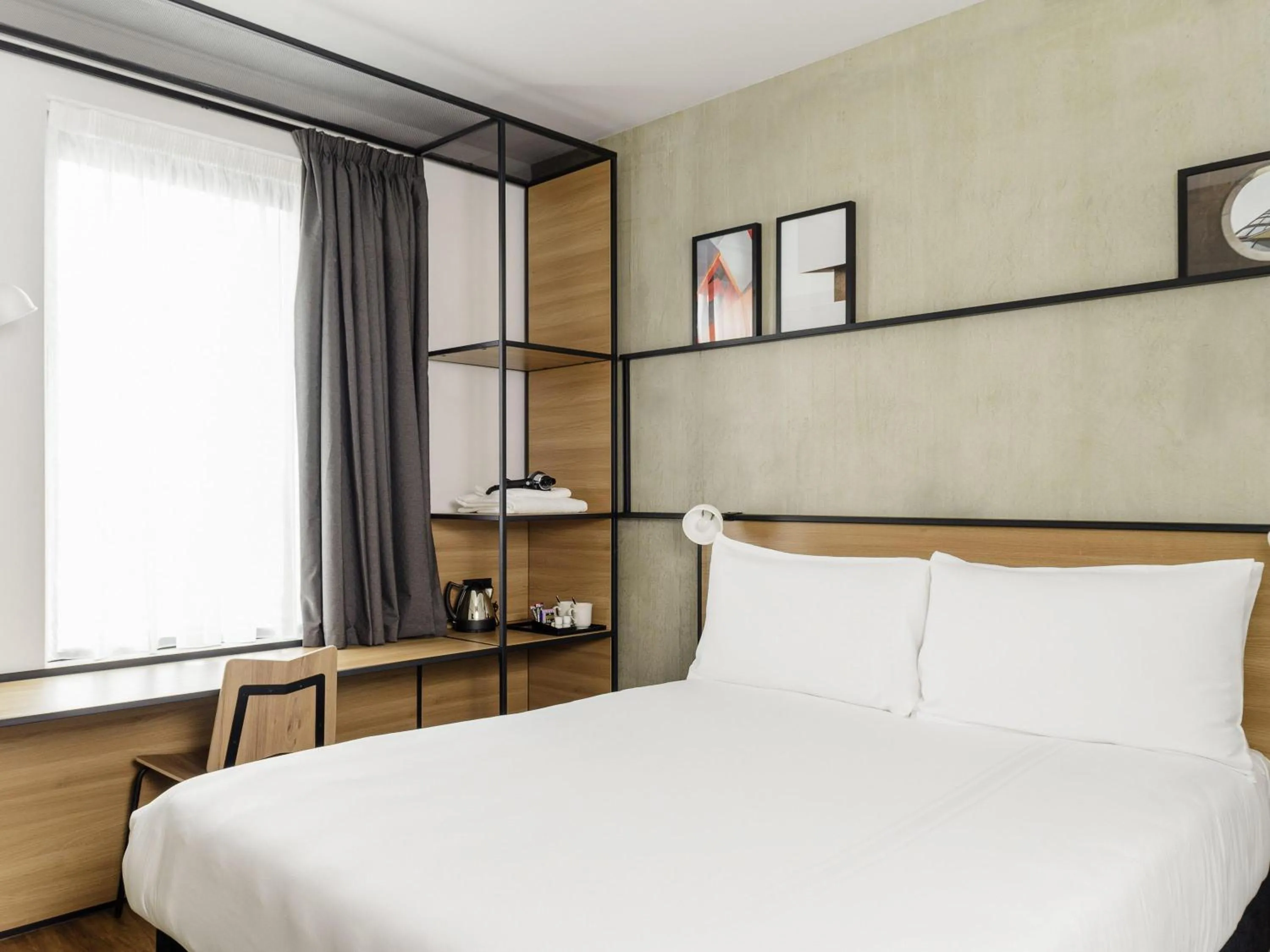 Standard Double Room with En Suite in ibis Bridgwater, M5 Jct23