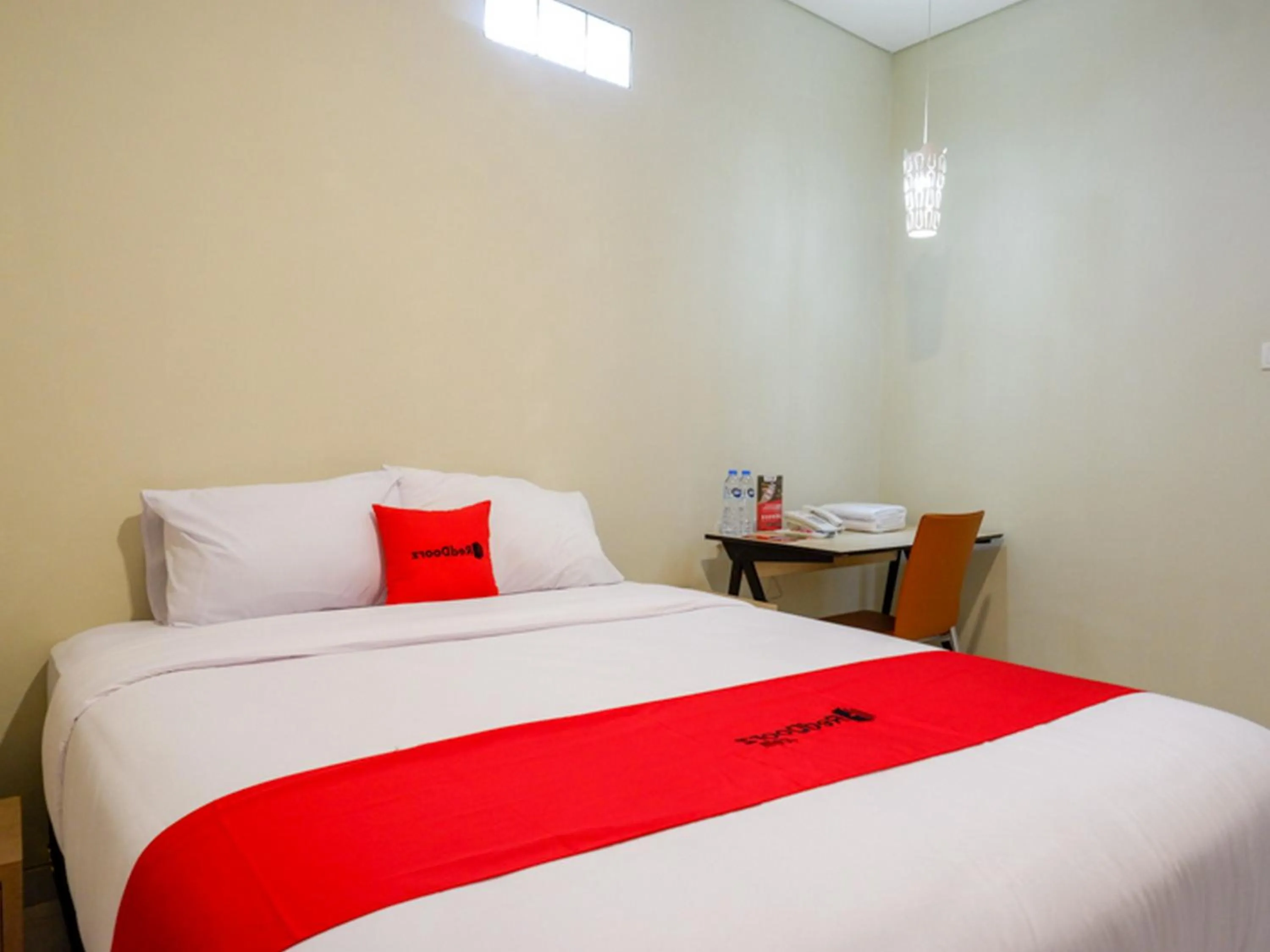 Double Room in RedDoorz near Exit Tol Banyumanik 2