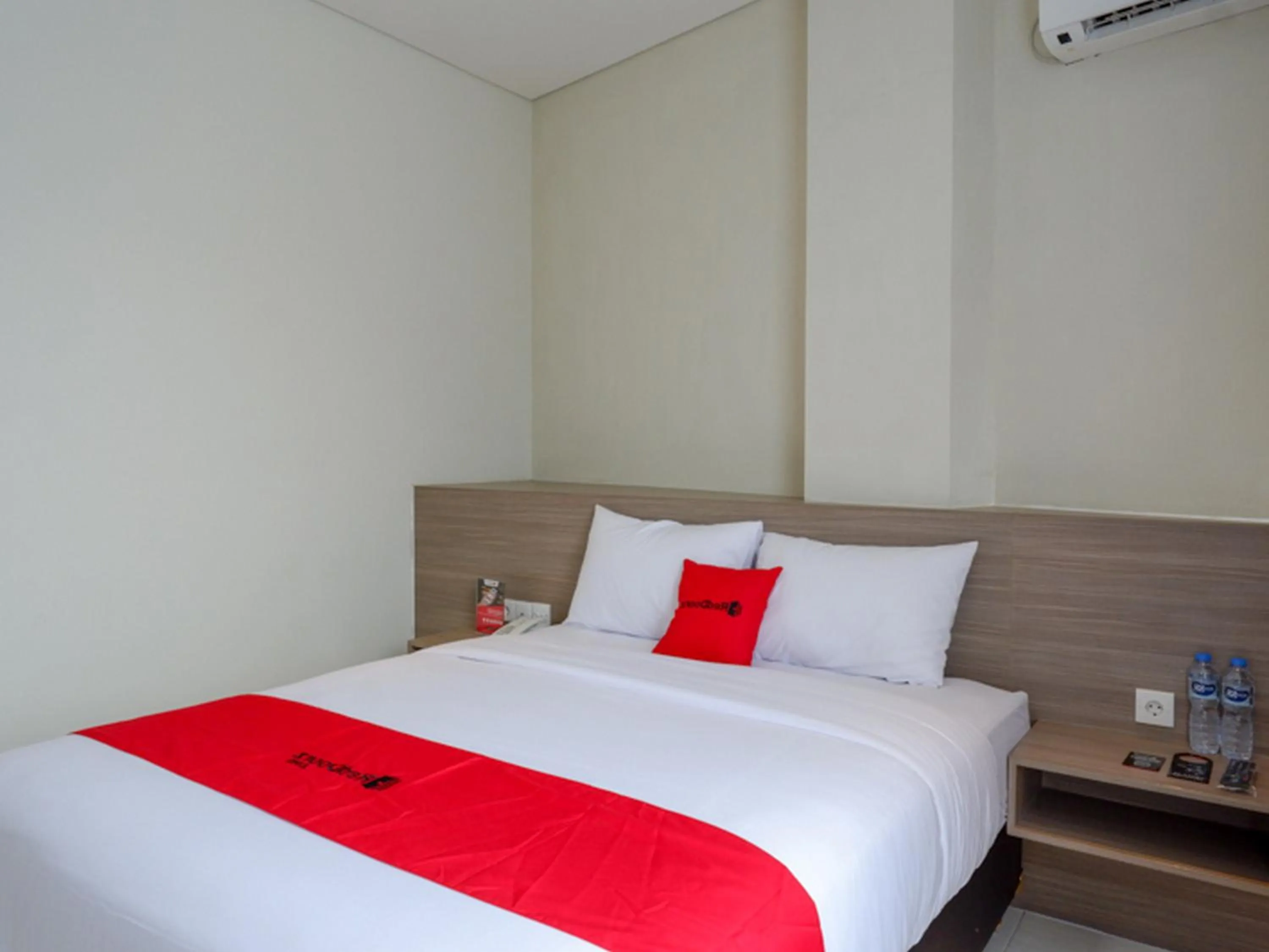 Deluxe Room in RedDoorz near Exit Tol Banyumanik 2