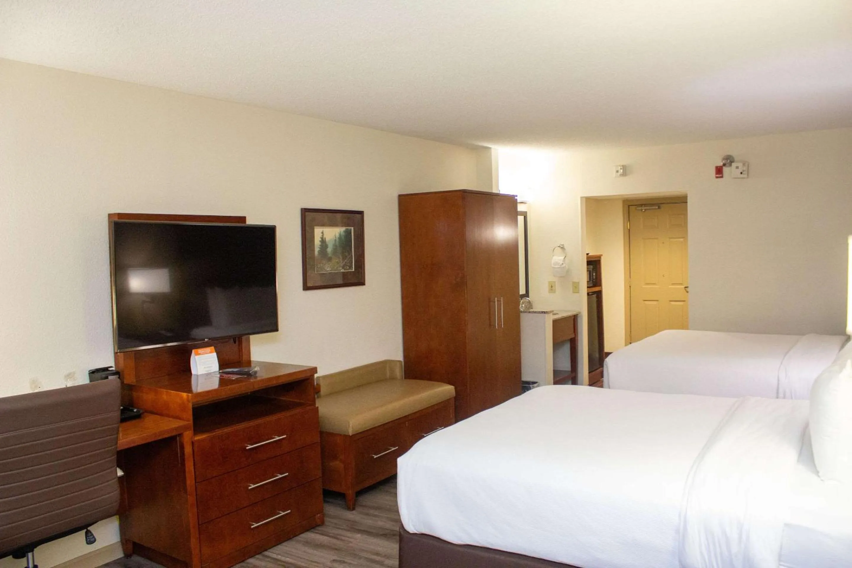 Queen Room with Two Queen Beds - Non-Smoking in The Inn at Apple Valley, an Ascend Collection Hotel