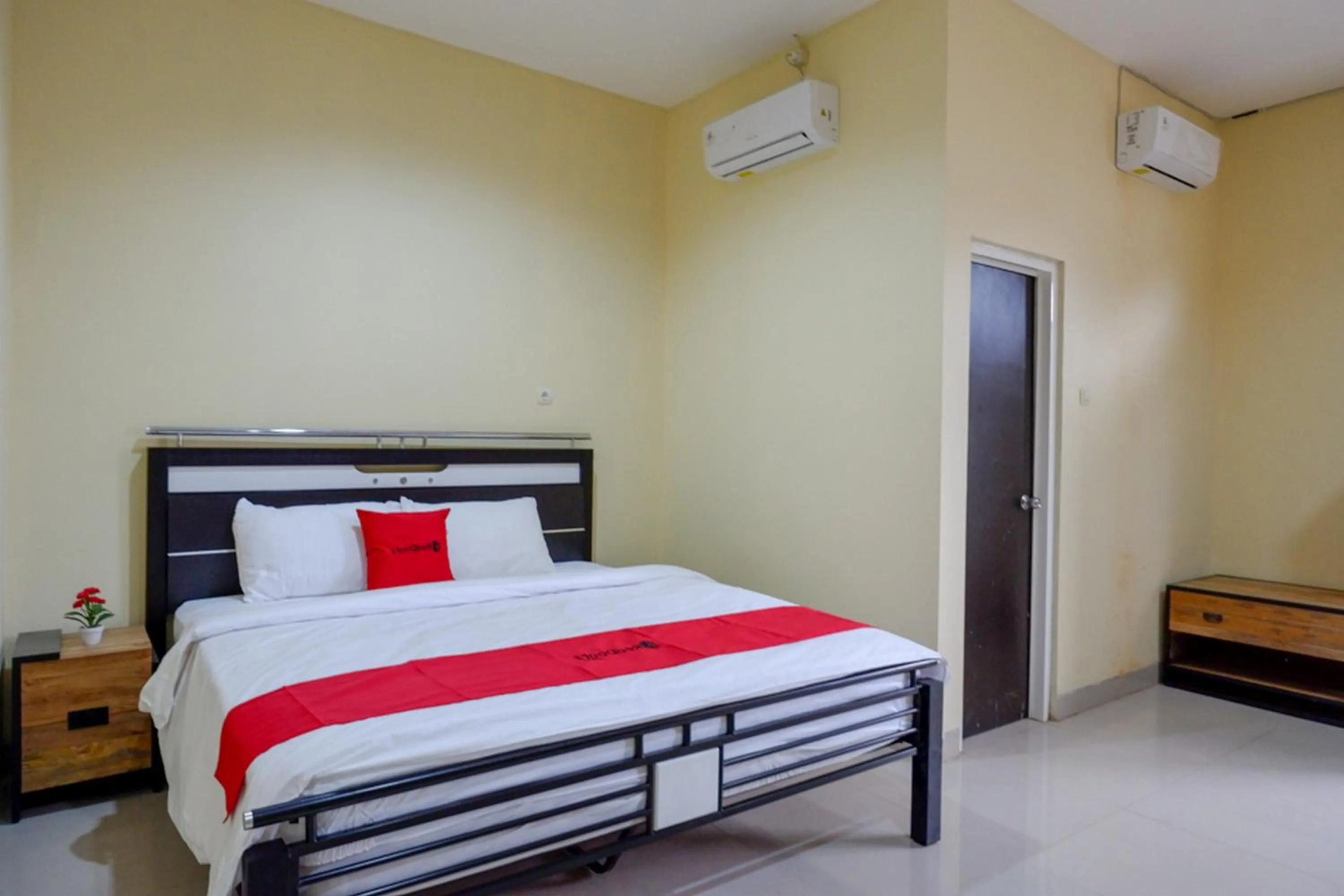 Deluxe Room in RedDoorz @ Jalan Bali Cilacap
