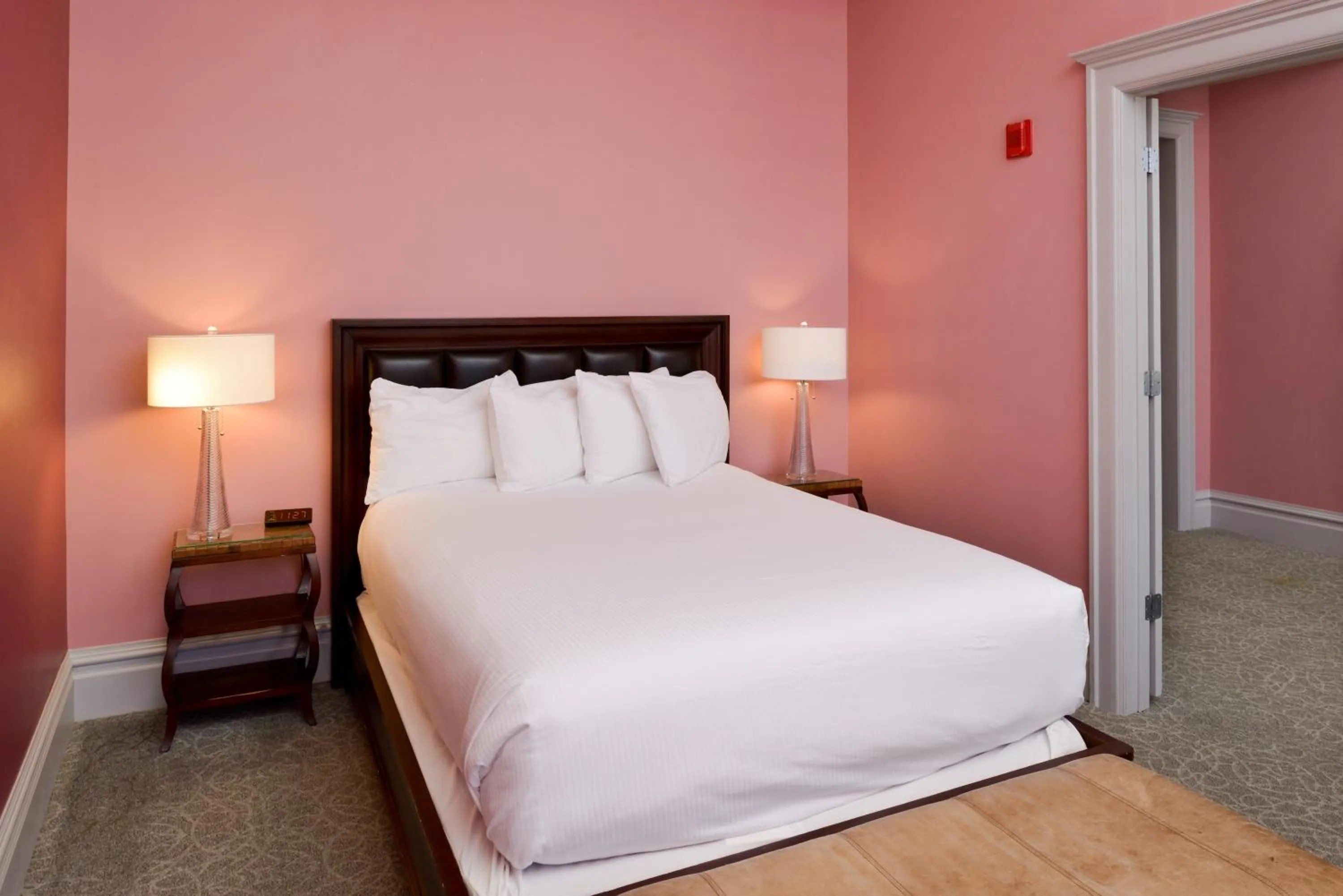 Queen Suite in Montvale Hotel