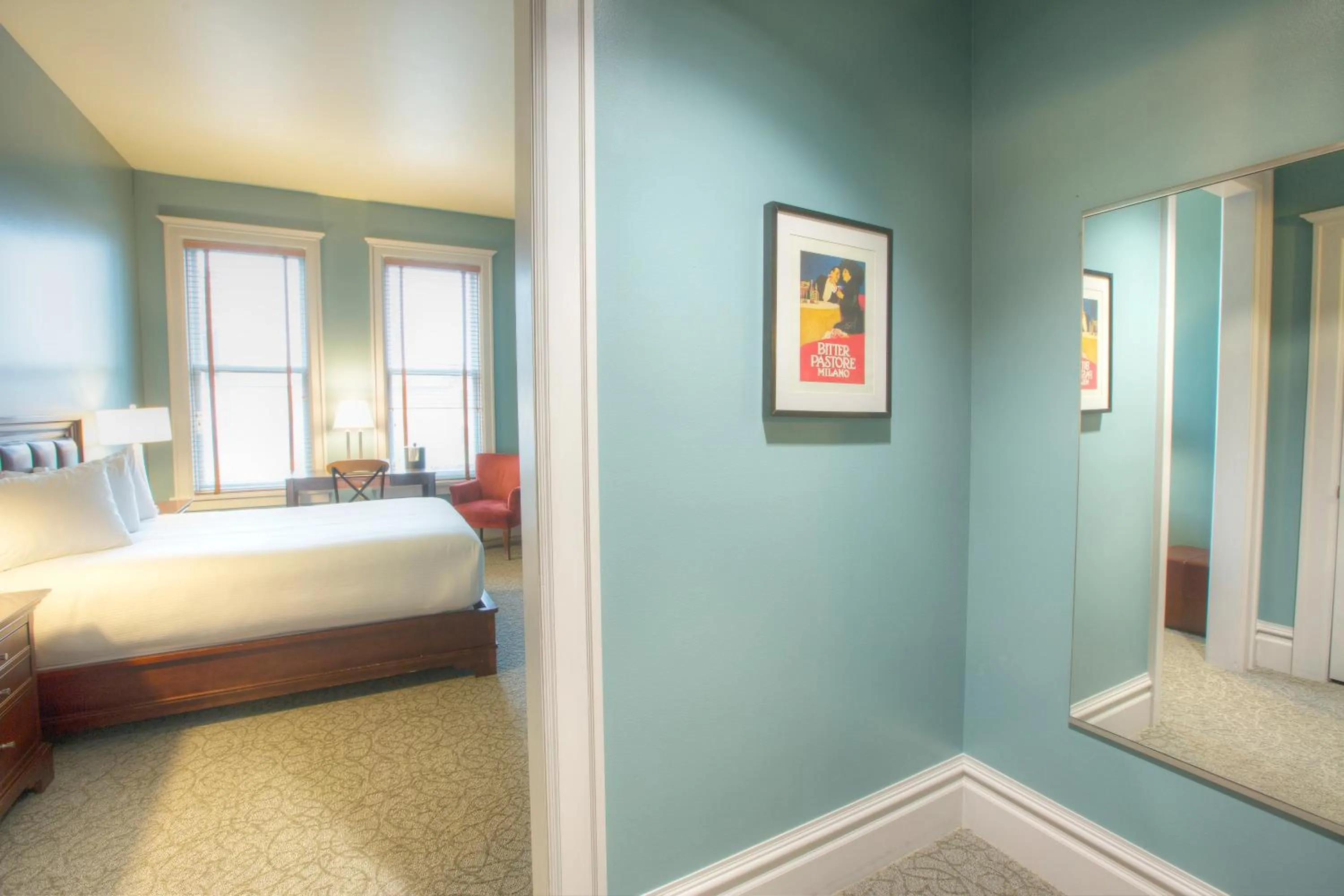 Queen Room in Montvale Hotel