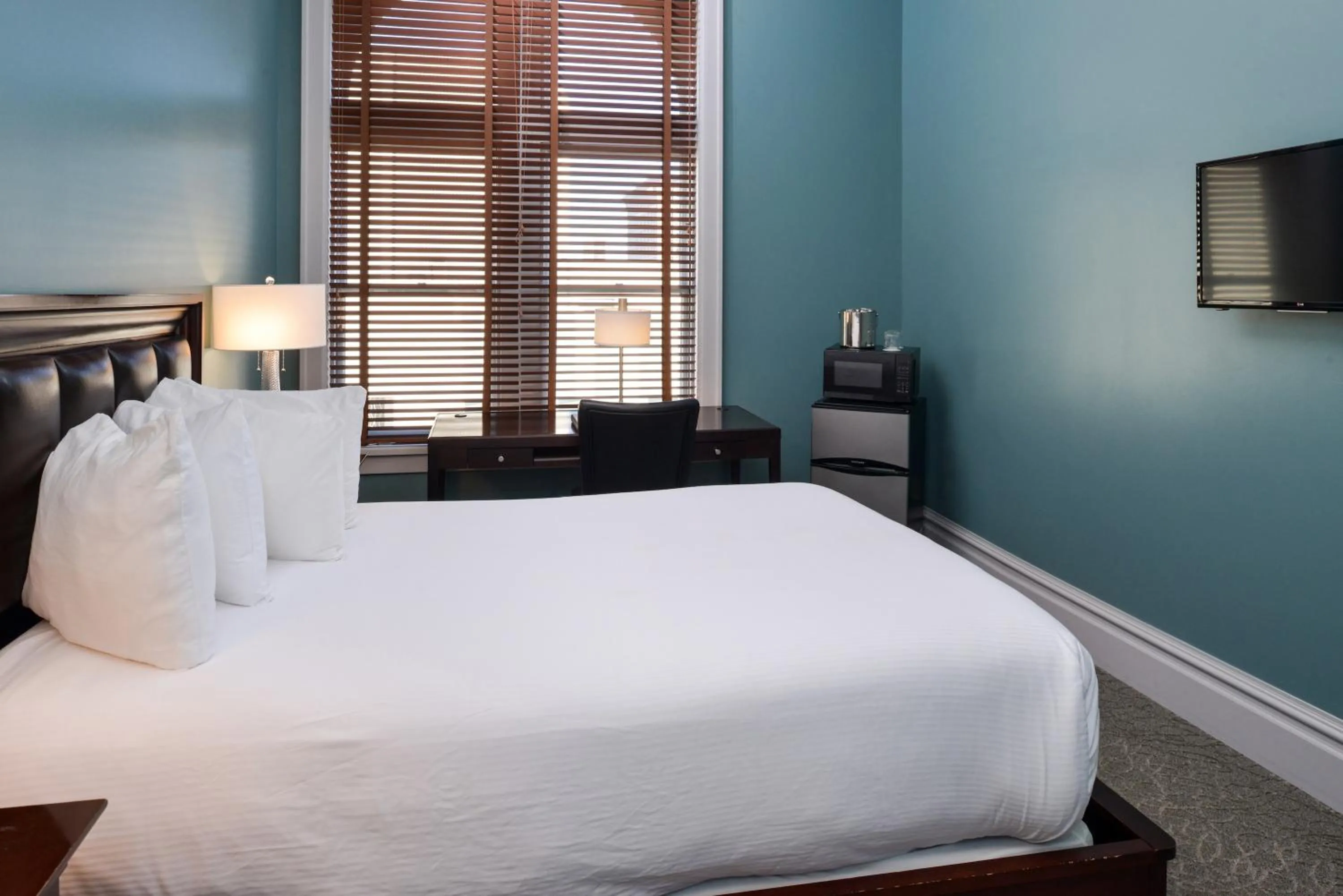 Queen Room - Disability Access in Montvale Hotel