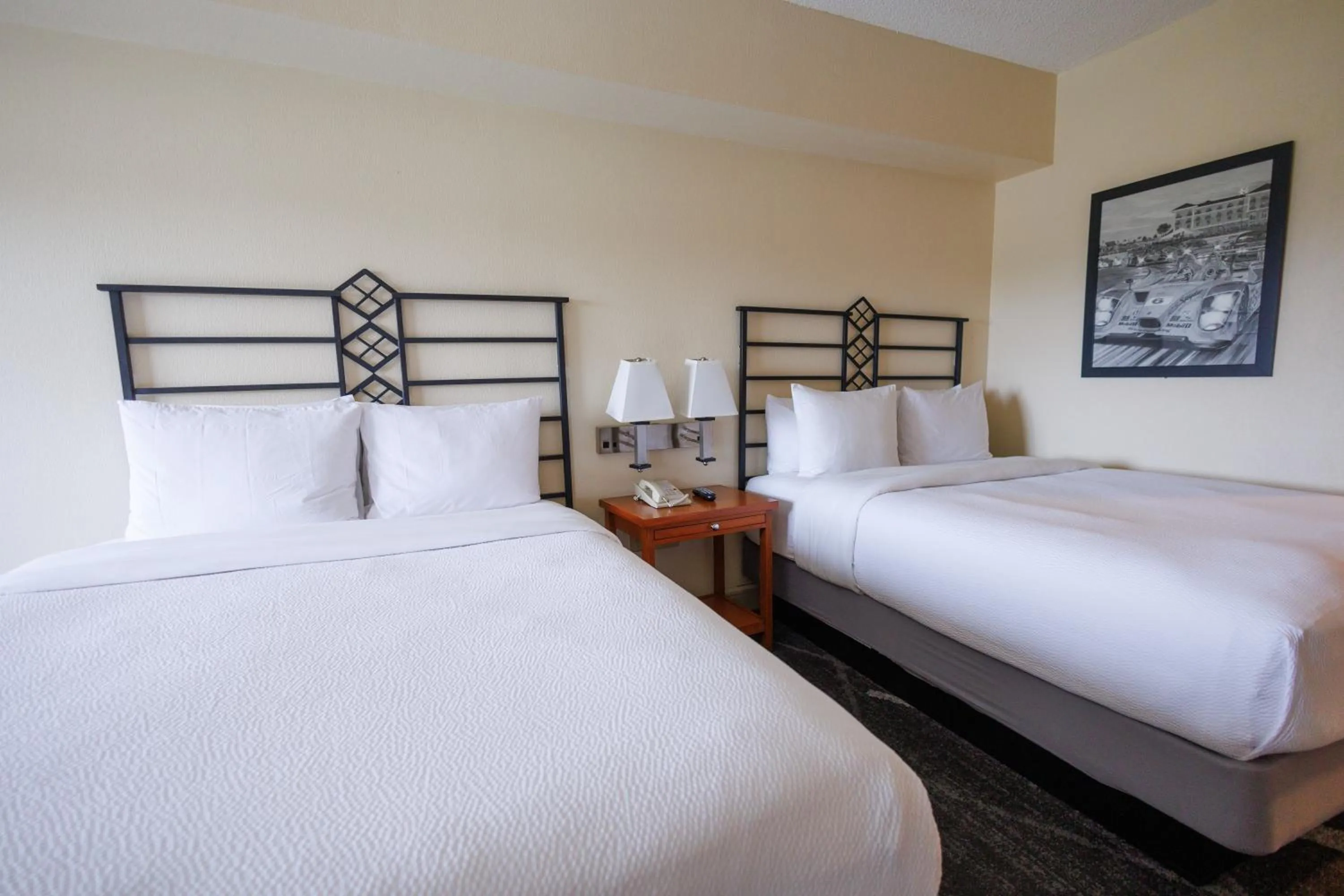 Classic Queen Room - single occupancy in SEVEN Sebring Raceway Hotel