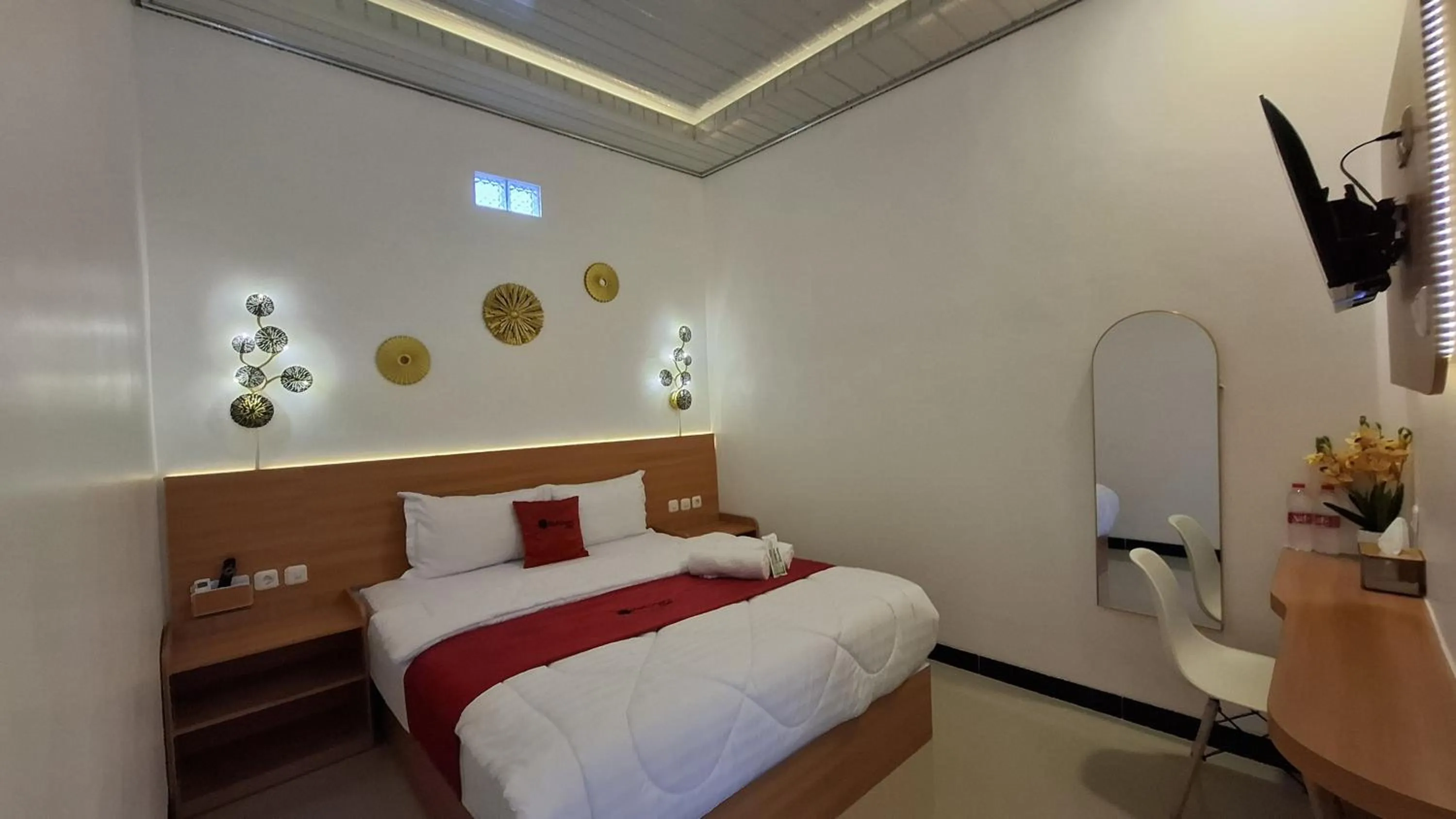 Deluxe Double Room in RedDoorz near Kampung Inggris Pare