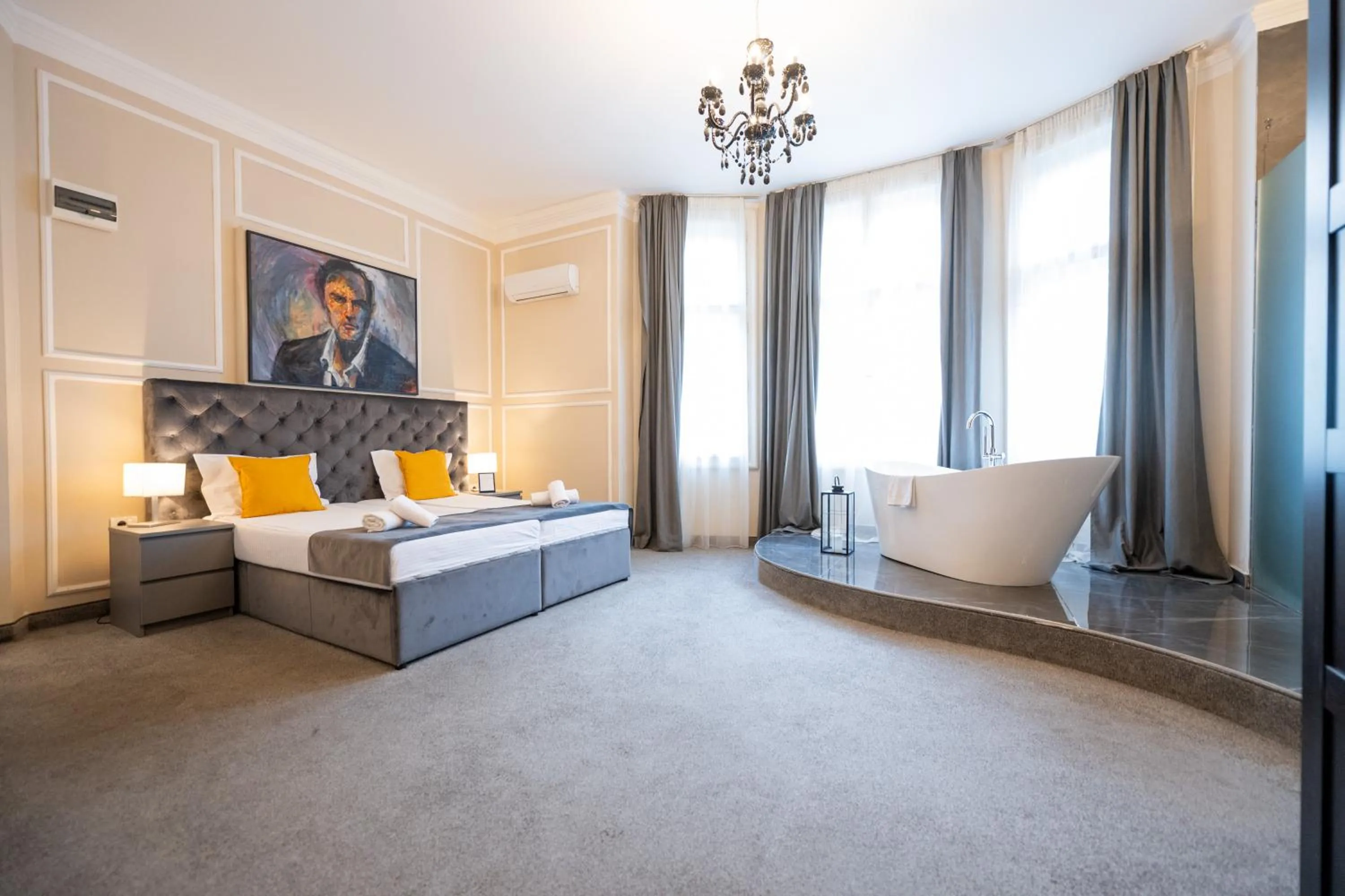 Deluxe Suite with City View in Boutique Hotel Kings Palace