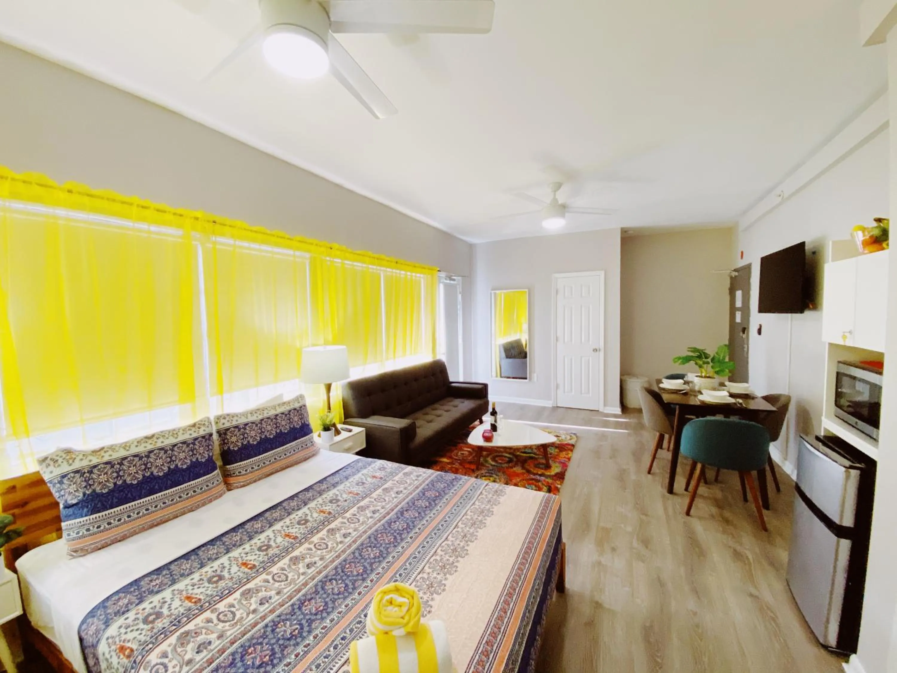 Premium Two Queen Studio with Balcony and Sofa Bed in Miami International by Lowkl