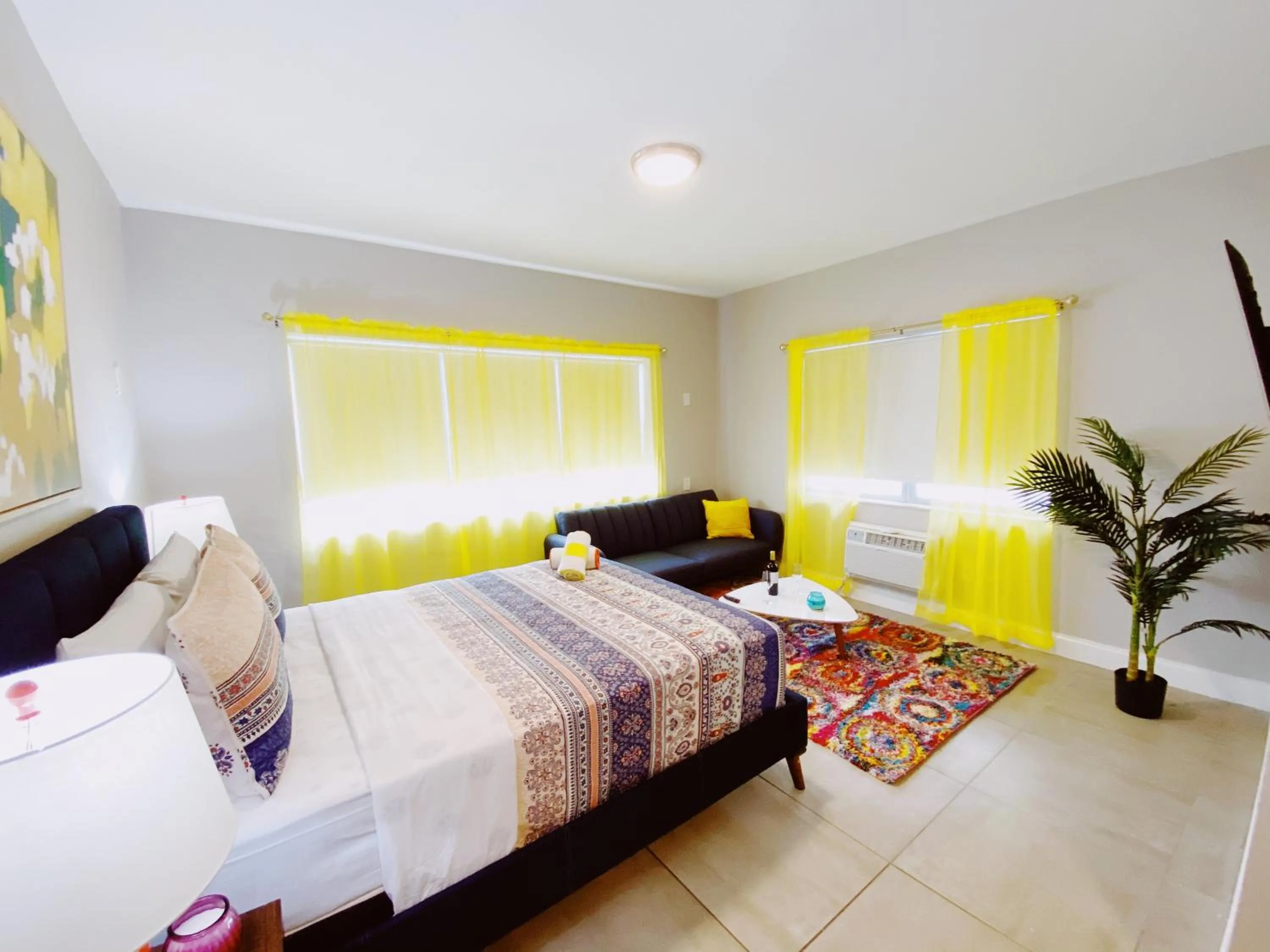 Deluxe Queen Studio with Kitchen and Sofa Bed in Miami International by Lowkl