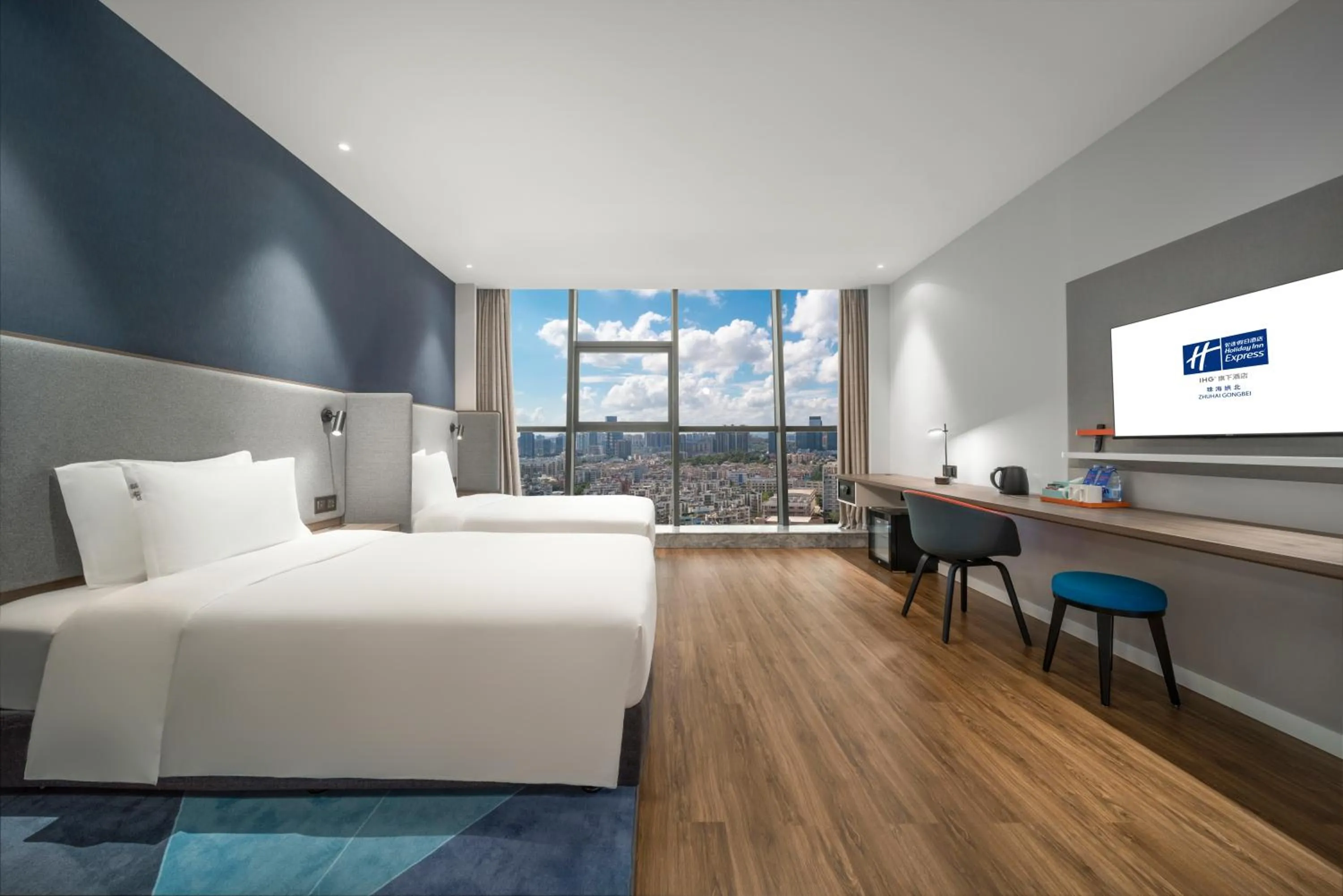 Standard Twin Room with City View in Holiday Inn Express Zhuhai Gongbei by IHG